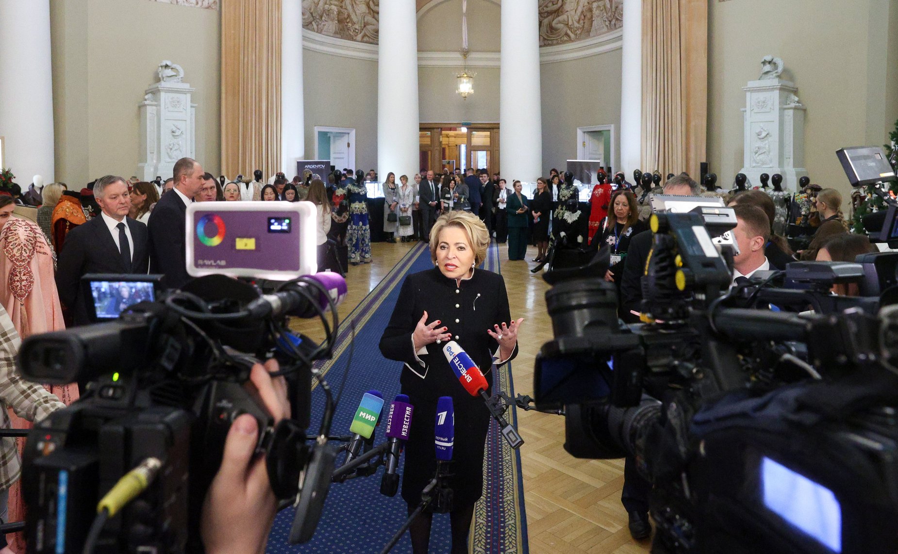 Пресс-подход Председателя Совета Федерации Валентины Матвиенко