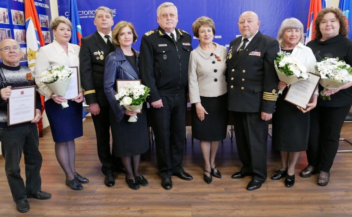 Екатерина Алтабаева в рамках приема вручила благодарственные письма Комитета СФ по науке, образованию и культуре севастопольцам, много и плодотворно работающим с молодёжью