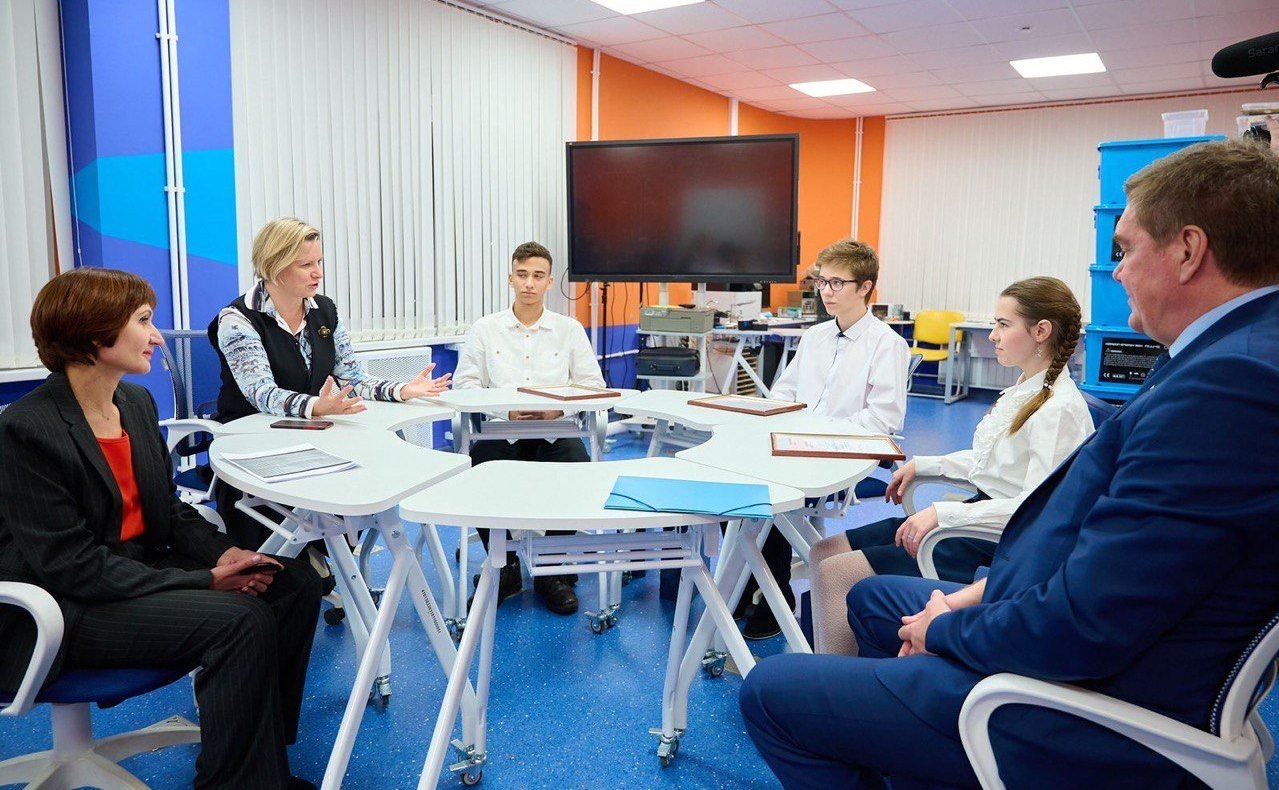 Александр Савин наградил калужан-победителей Всероссийской школы-конкурса «Портрет твоего края»