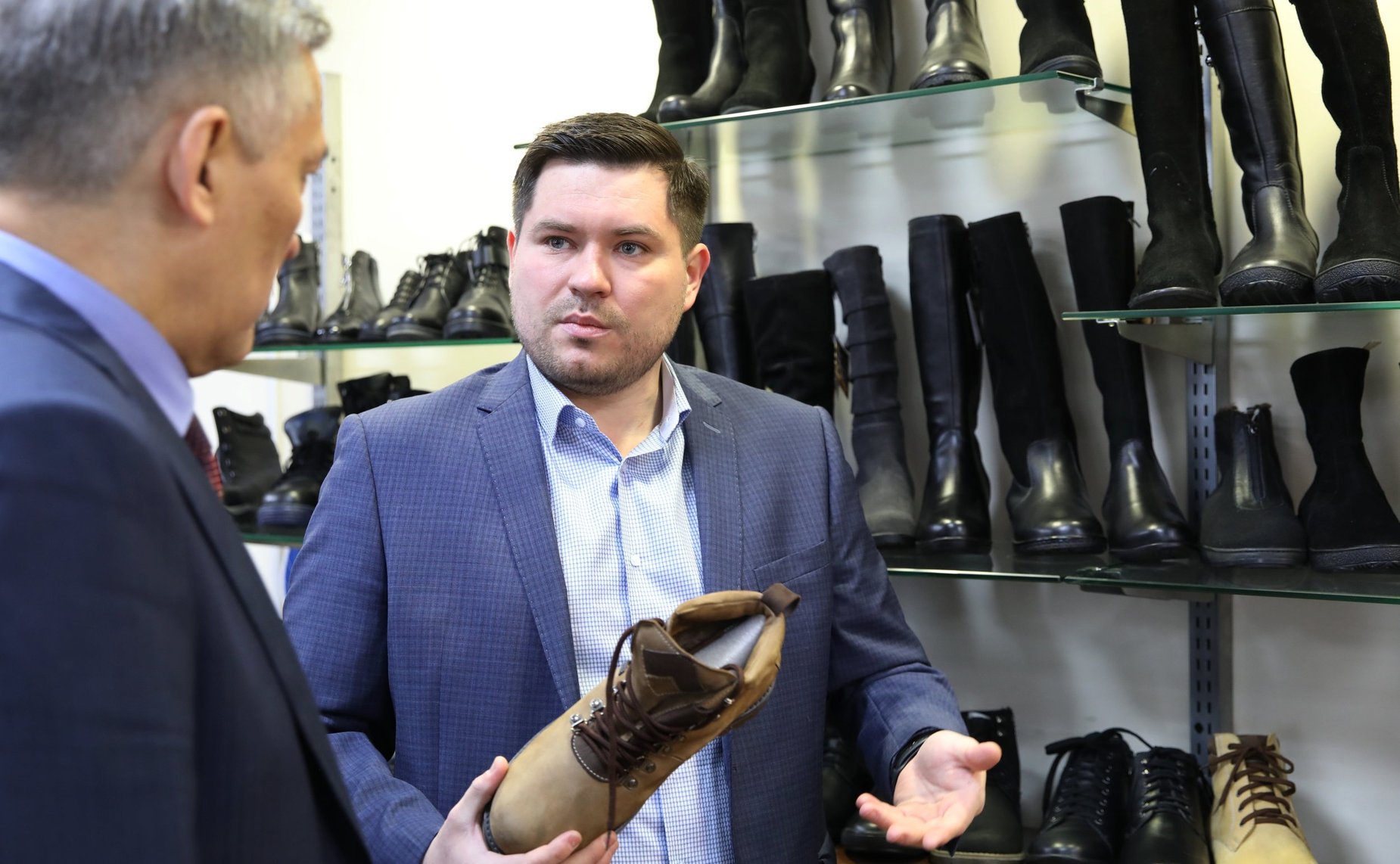 Юрий Валяев посетил Биробиджанскую обувную фабрику