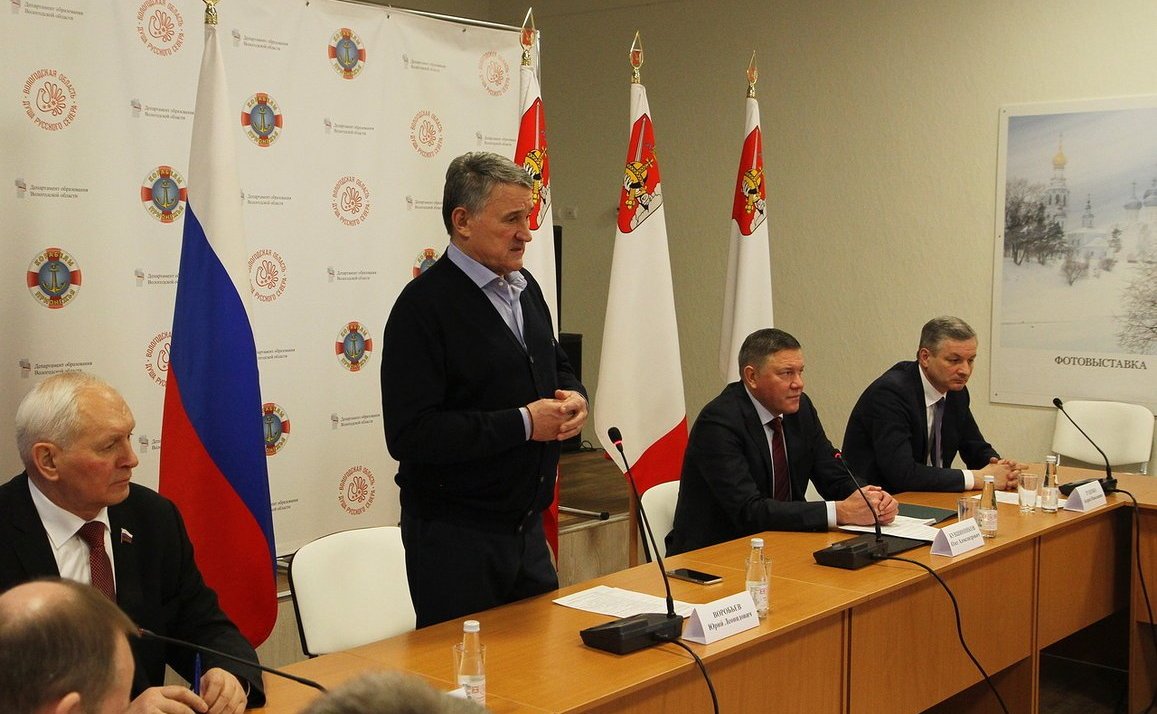 Вице-спикер принял участие в обсуждении путей развития Образовательного центра – кадетской школы «Корабелы Прионежья», а также дал старт гонке «Лыжня России»