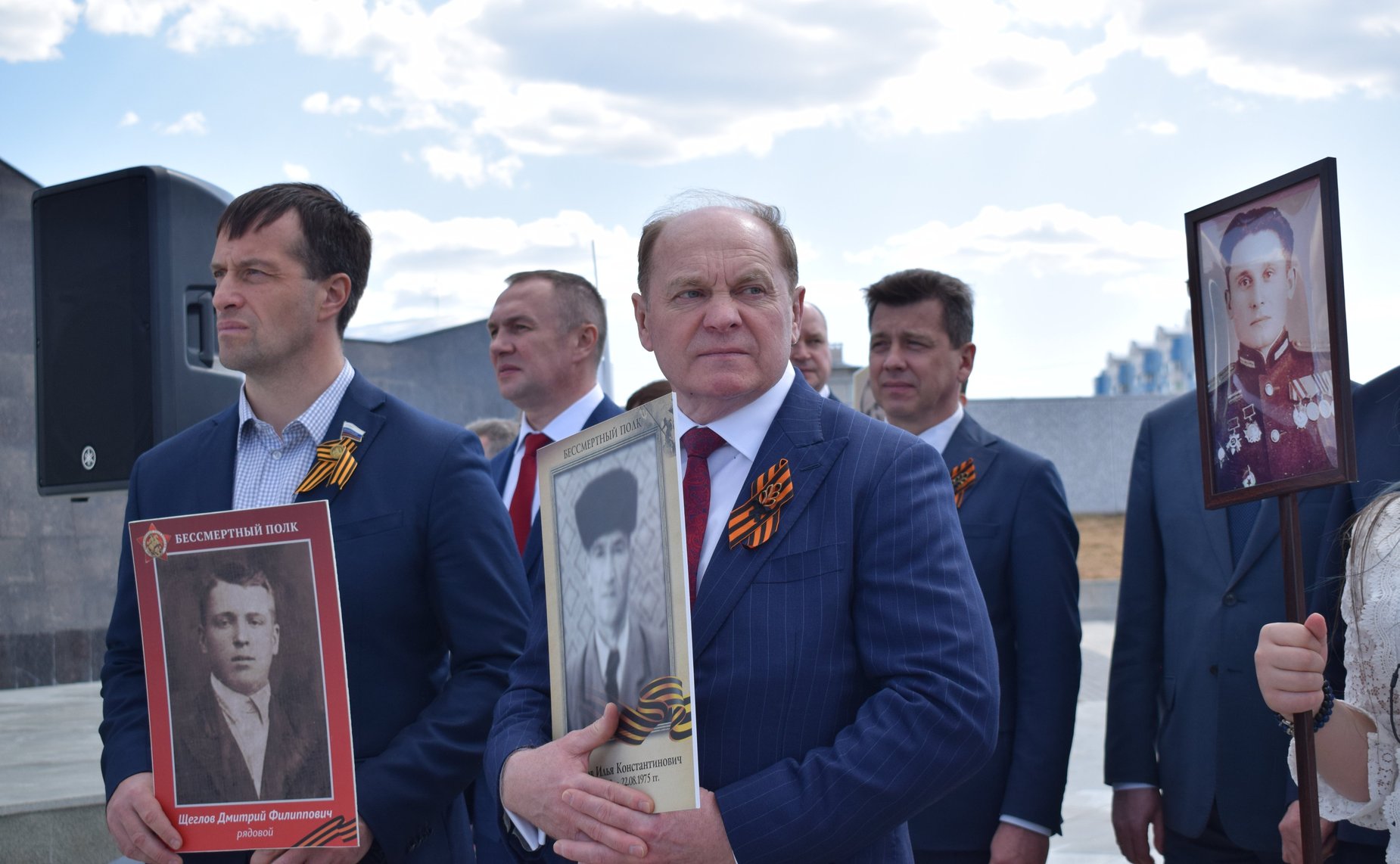 Эдуард Исаков посетил ряд мероприятий, приуроченных к 77-й годовщине Победы в Великой Отечественной войне, и принял участие в шествии «Бессмертный полк» в городе Югорске