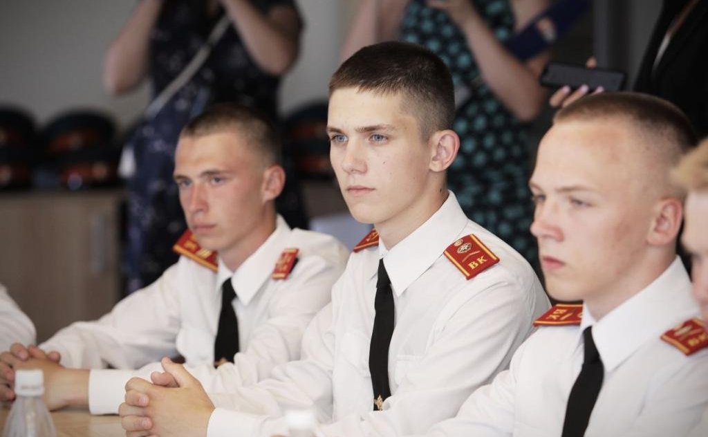 Заместитель Председателя Совета Федерации РФ, Герой России Юрий Воробьев провел встречу с выпускниками образовательного центра-кадетской школы «Корабелы Прионежья»