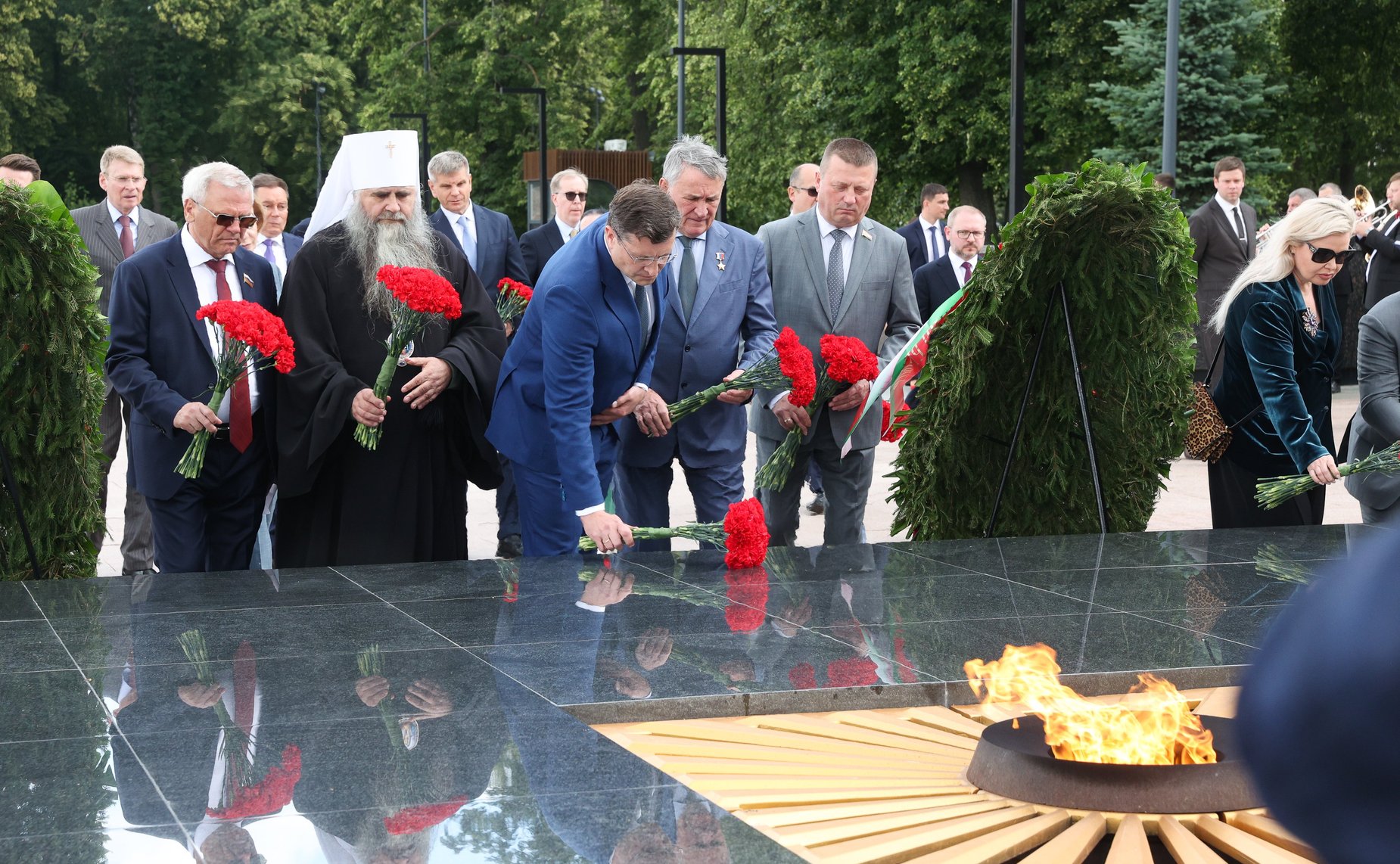 Церемония возложения венков к Вечному огню