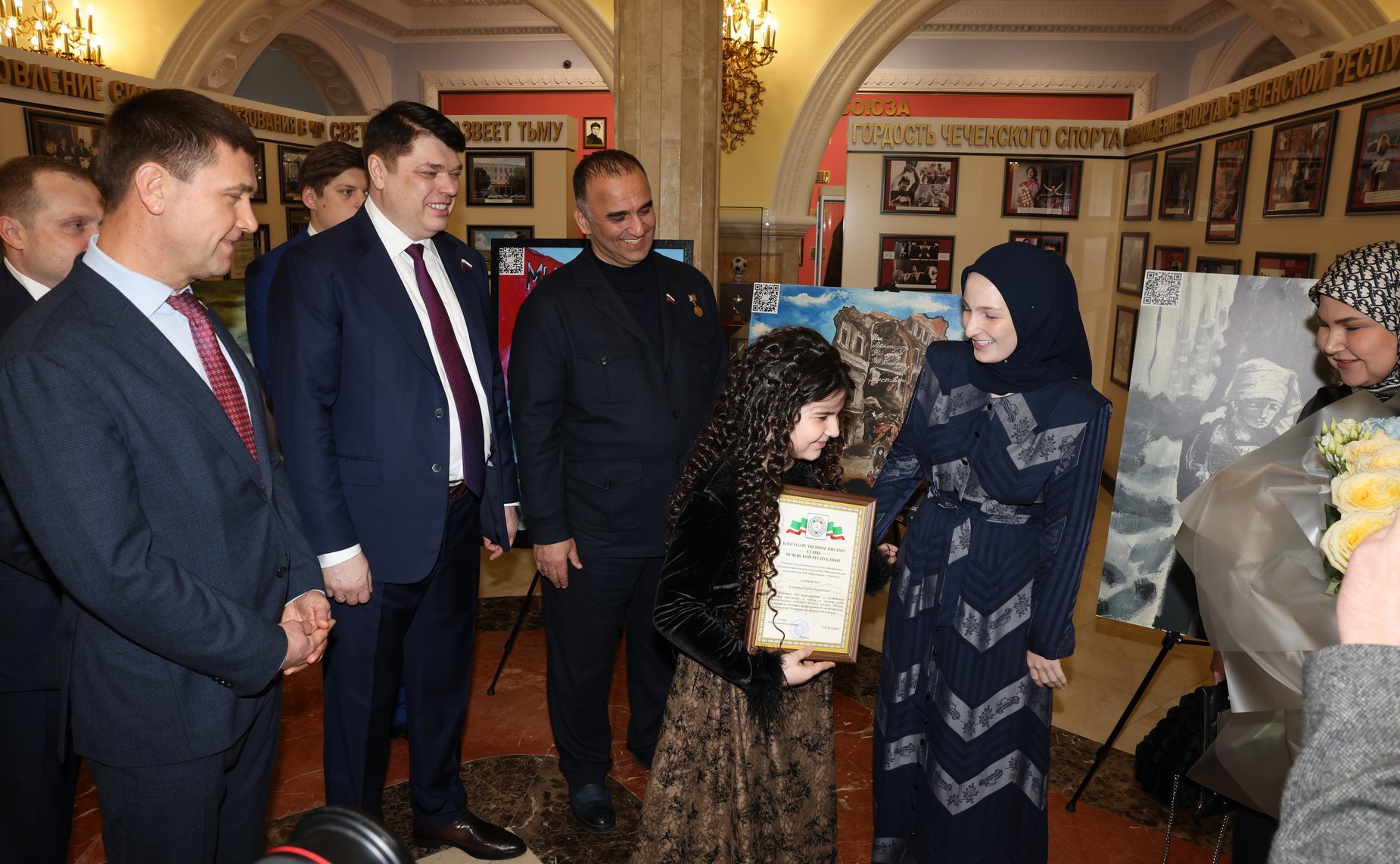 Дмитрий Василенко представил в Чеченской Республике выставку детского рисунка, посвященную 80-летию полного освобождения Ленинграда от фашистской блокады