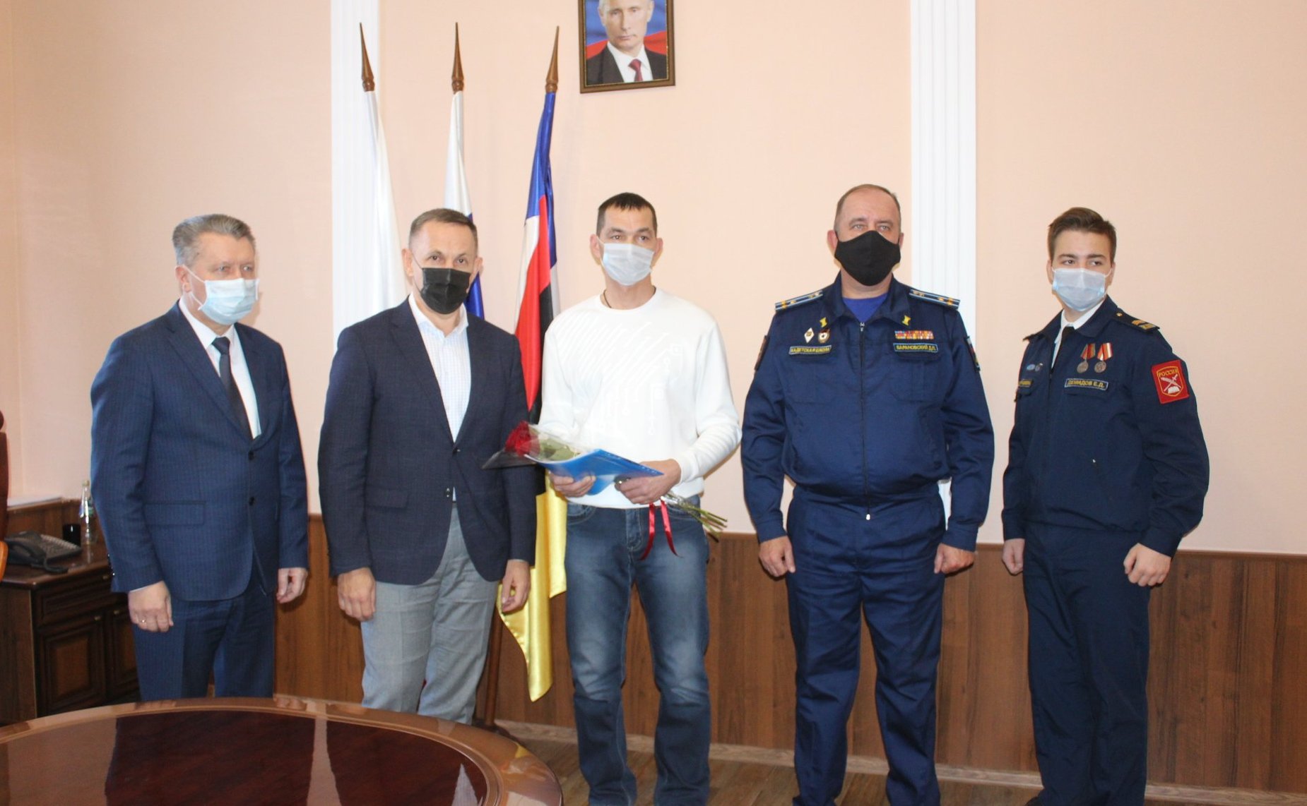 Олег Алексеев передал медаль «За боевые заслуги» родственникам участника Великой Отечественной войны