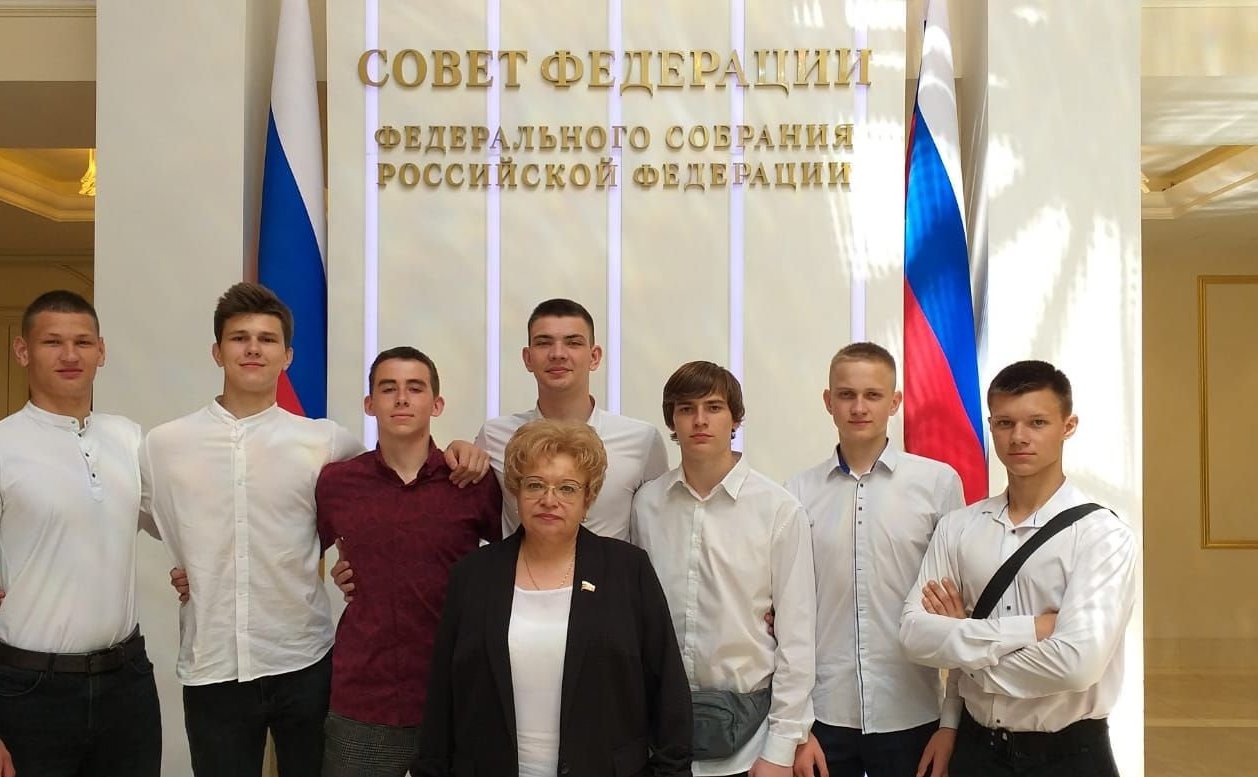 Оксана Хлякина организовала для детей поездку в Совет Федерации