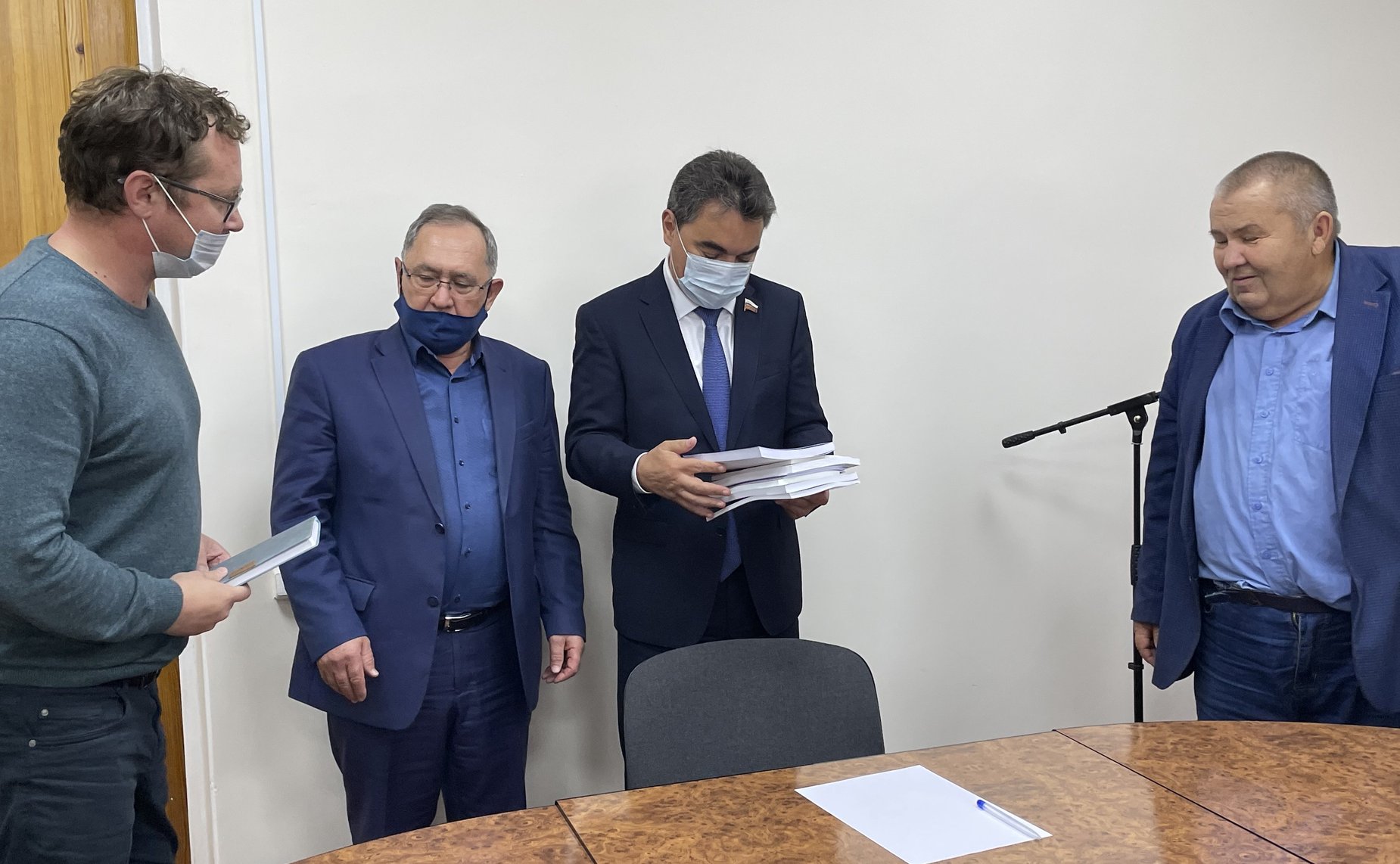 Ирек Ялалов встретился с руководителем и ведущими учеными Института социально-экономических исследований Уфимского федерального исследовательского центра Российской академии наук