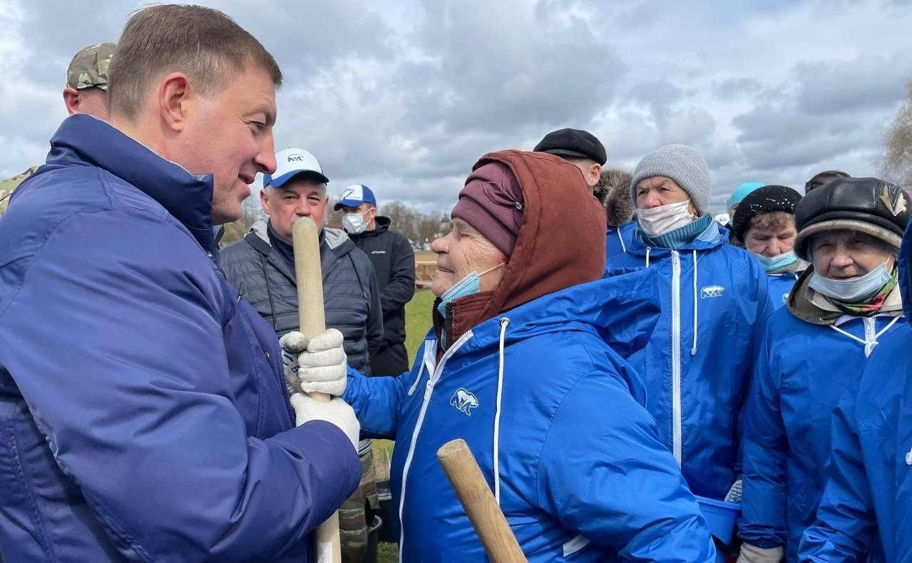 Андрей Турчак в ходе поездки в регион принял участие во всероссийском субботнике