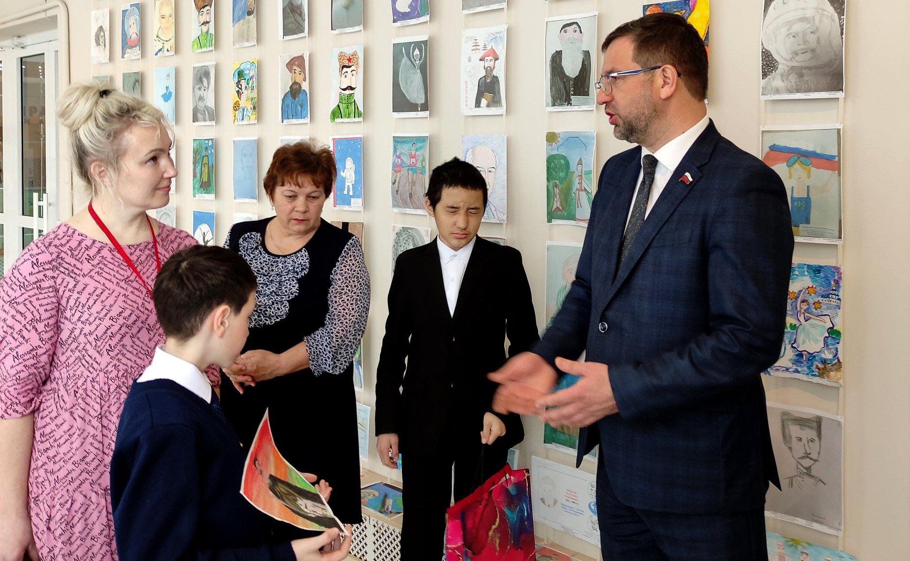 Николай Владимиров вручил награды участникам конкурса рисунков, инициированного Советом Федерации