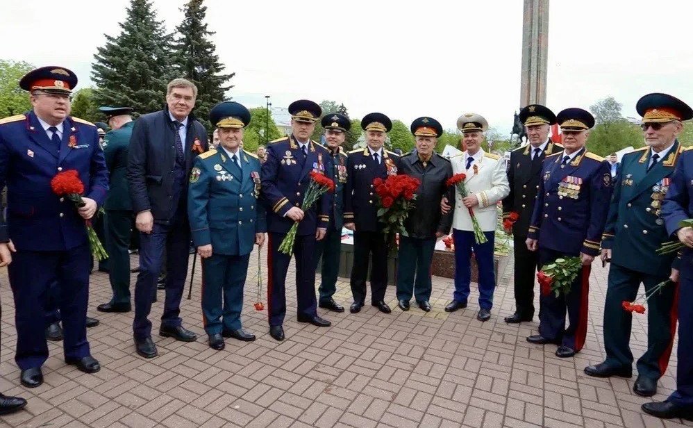 Александр Савин возложил цветы к Вечному огню на Могиле Неизвестного Солдата в Калуге