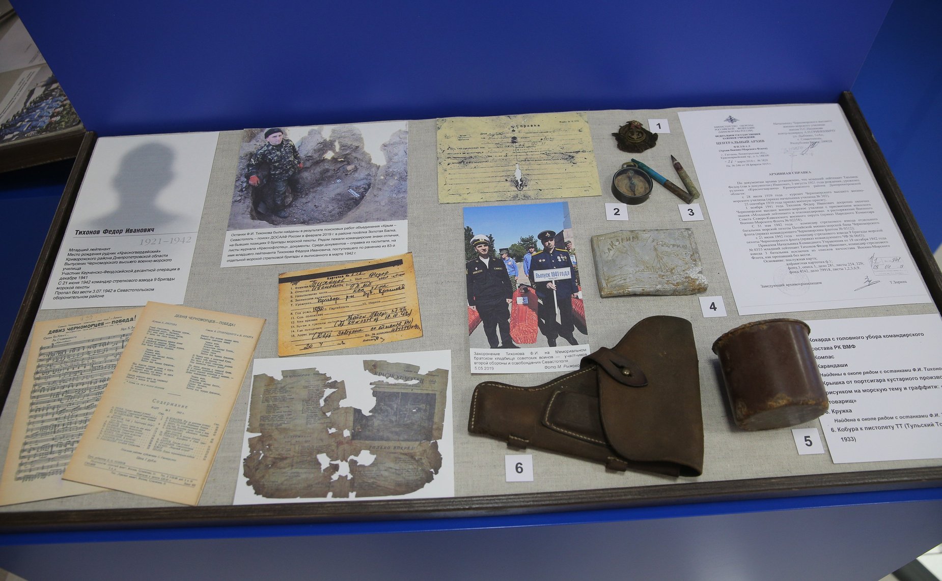 Валентина Матвиенко и Михаил Развожаев осмотрели выставку в Совете Федерации, посвященную легендарной истории и современному развитию города Севастополя