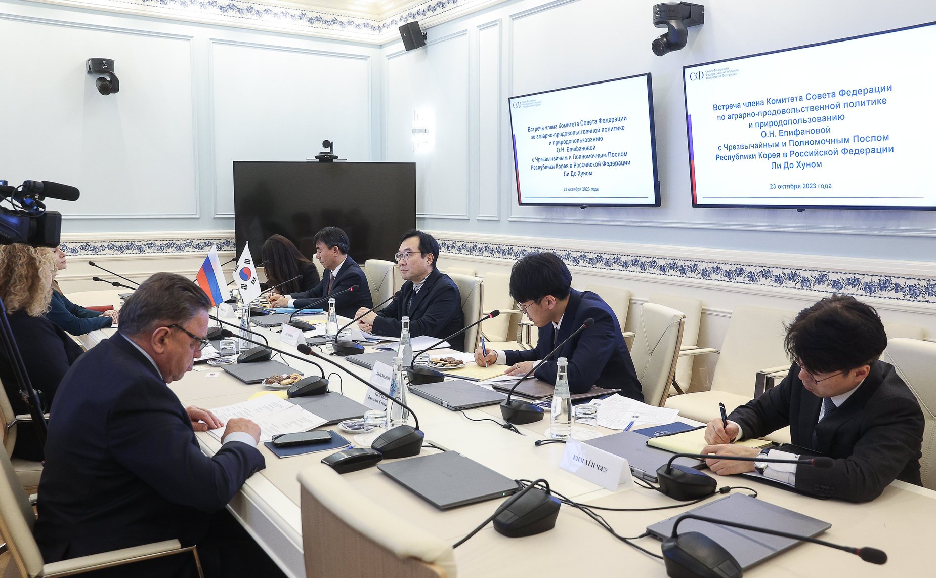 Ольга Епифанова провела встречу с Чрезвычайным и Полномочным Послом Республики Корея в Российской Федерации Ли До Хуном