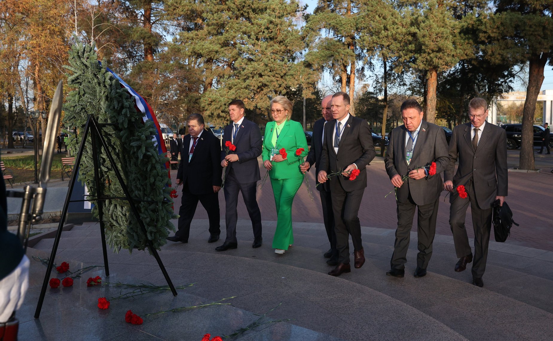 Валентина Матвиенко и члены российской парламентской делегации приняли участие в церемонии возложения цветов к Монументу жертвам блокады Ленинграда в парке Победы имени Д. Асанова