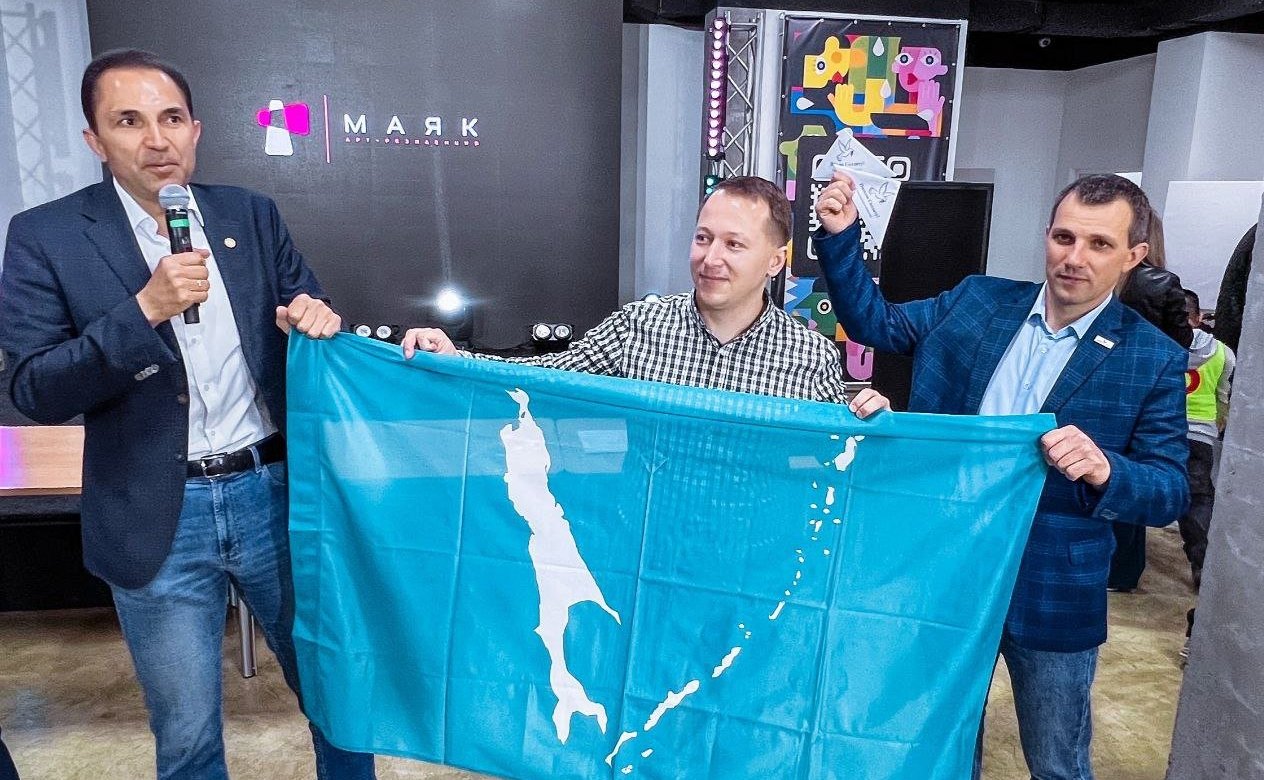 Представители общественных организаций передали Андрею Хапочкину флаги Сахалинской области для вручения подразделениям земляков, принимающих участие в СВО