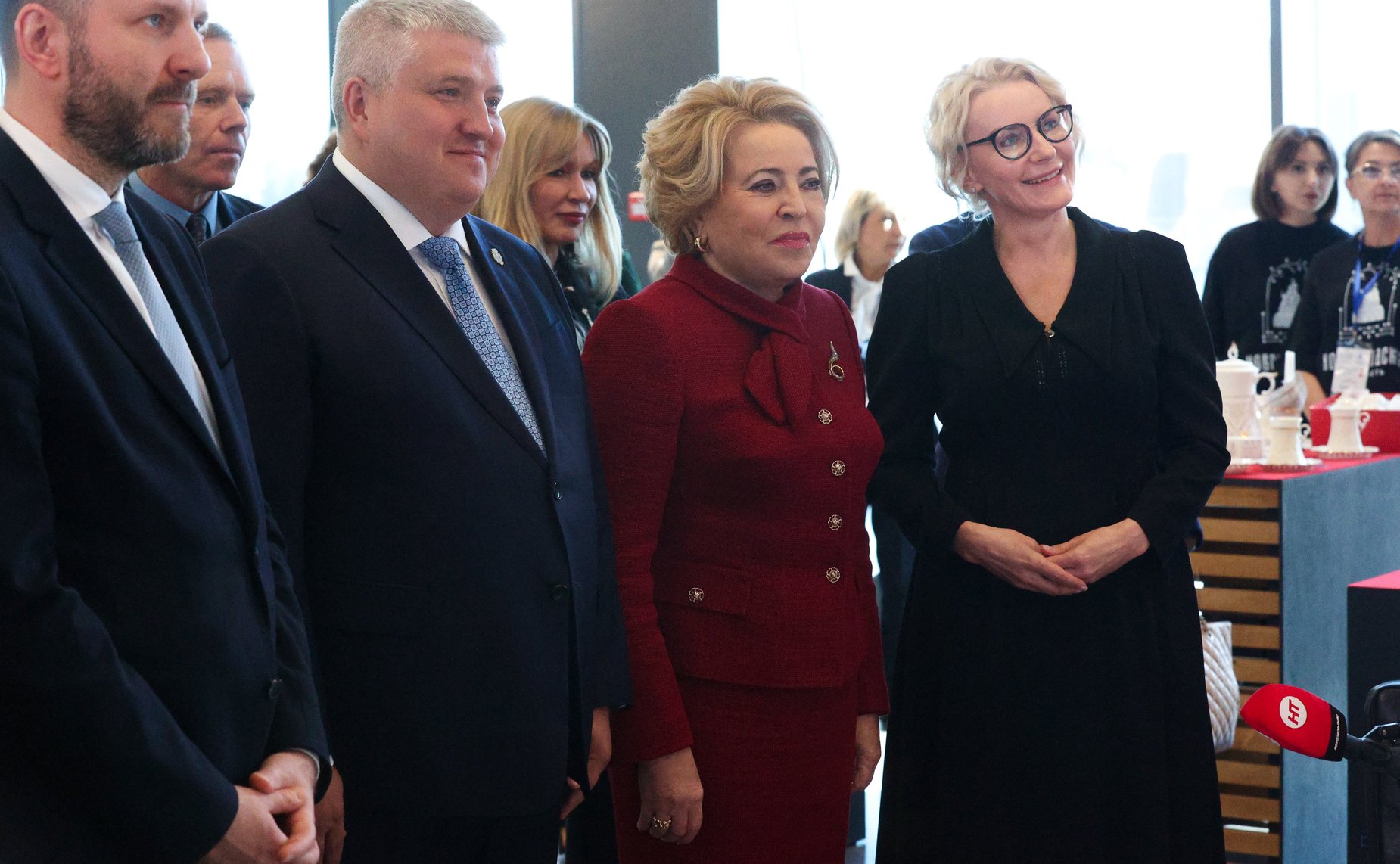 Валентина Матвиенко посетила Софийский собор и осмотрела выставку брендов «Новгородский торг»