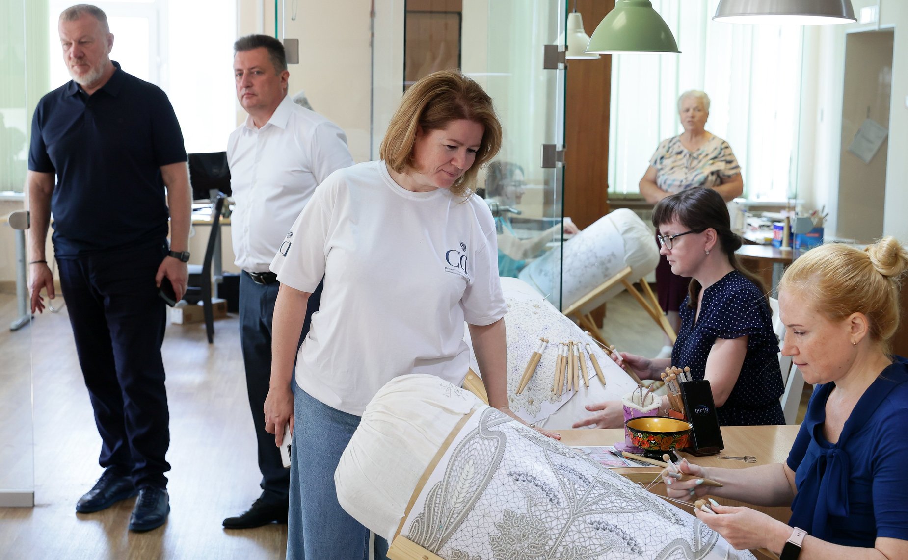 Сенаторы посетили производство народного промысла — кружевную фабрику «Северные узоры»