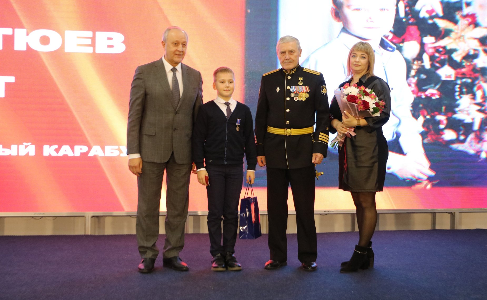 Валерий Радаев и Андрей Денисов в рамках Всероссийского гражданско-патриотического проекта «Дети-герои» наградили 8 юных саратовцев