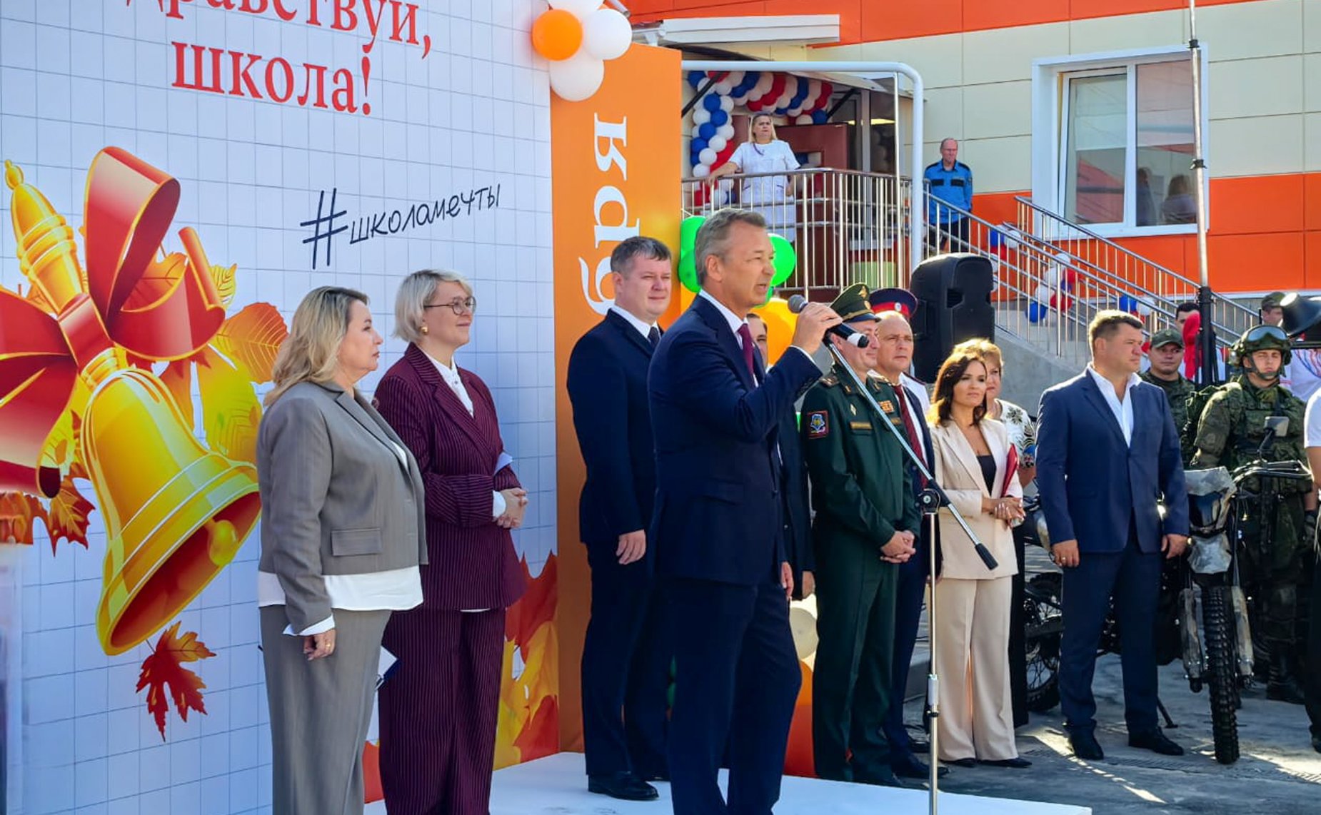 Первый заместитель Председателя Совета Федерации Андрей Яцкин поздравил учителей и учеников начальной школы № 5 города Азова с Днем знаний