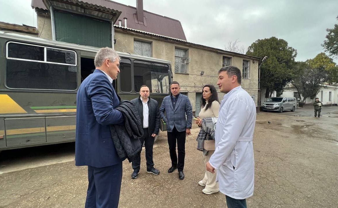 Айрат Гибатдинов в рамках поездки в Херсонскую область передал военнослужащим из Ульяновска посылки от родных и земляков