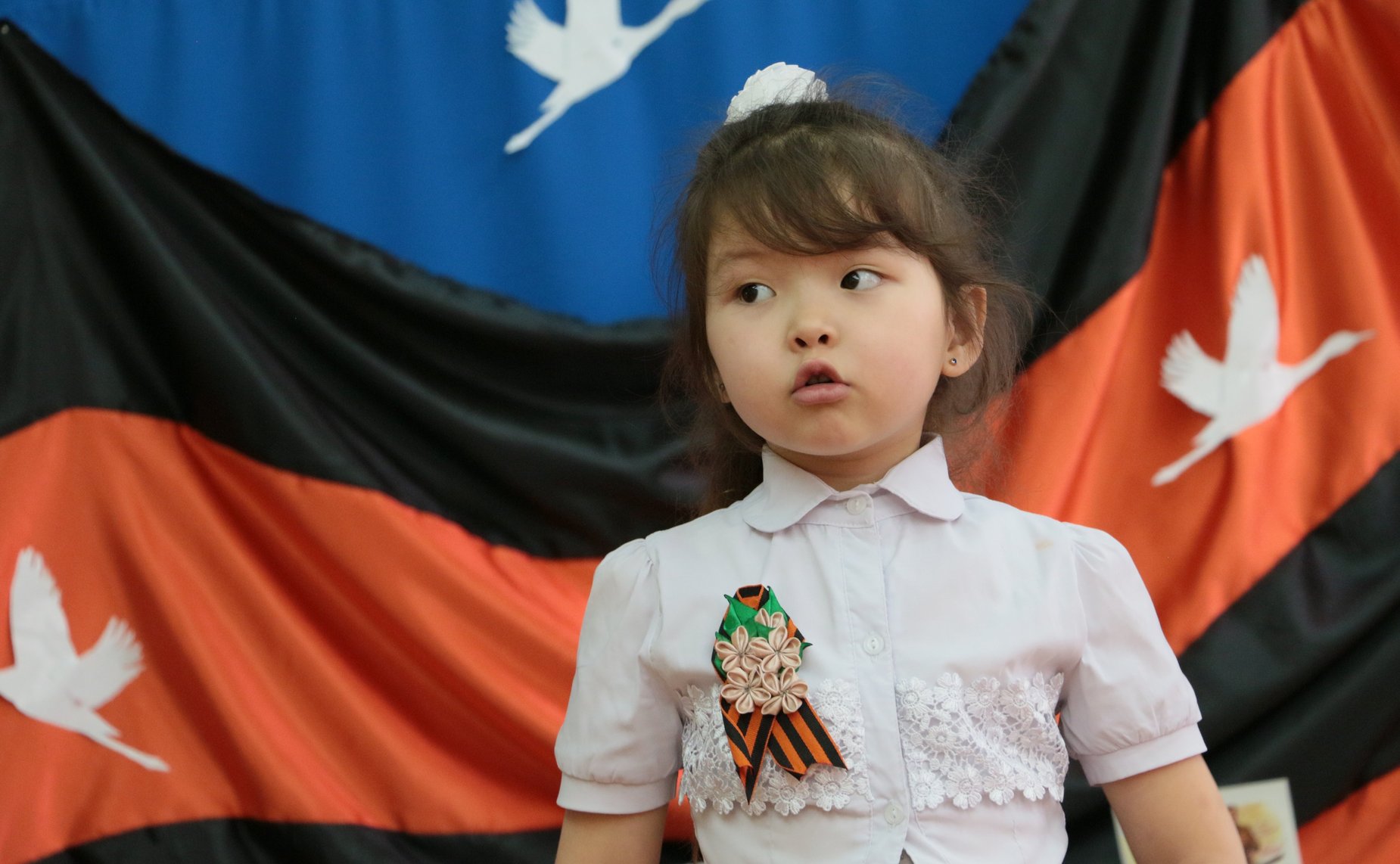 Александр Жуков в ходе поездки в регион вместе с заместителем председателя Верховного Совета Хакасии Денисом Кабановым вручил подарки самым юным участникам патриотической акции «Рисуем Победу»