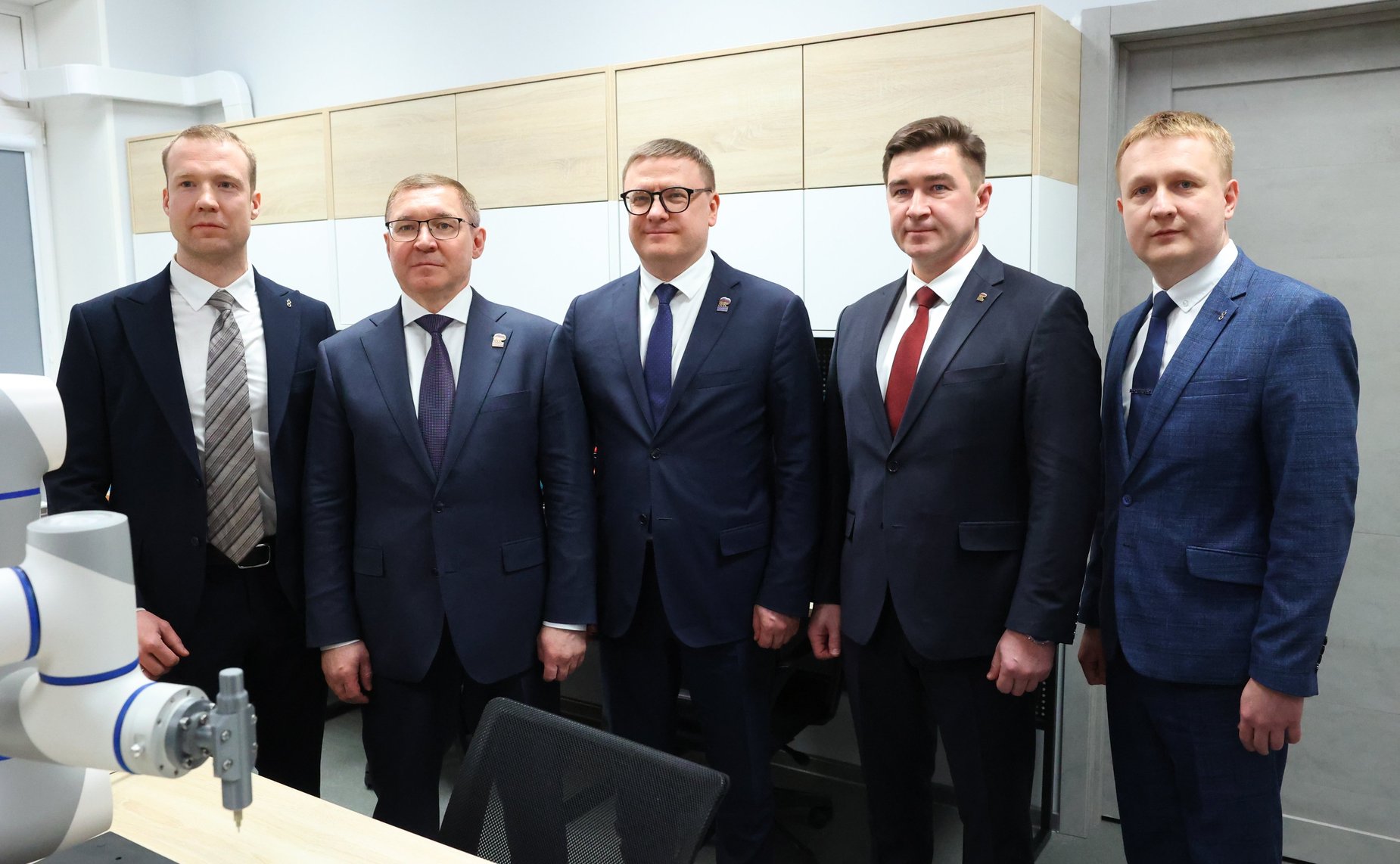 Владимир Якушев посетил лабораторию микроэлектроники и радиофизики в рамках рабочей поездки в Челябинскую область