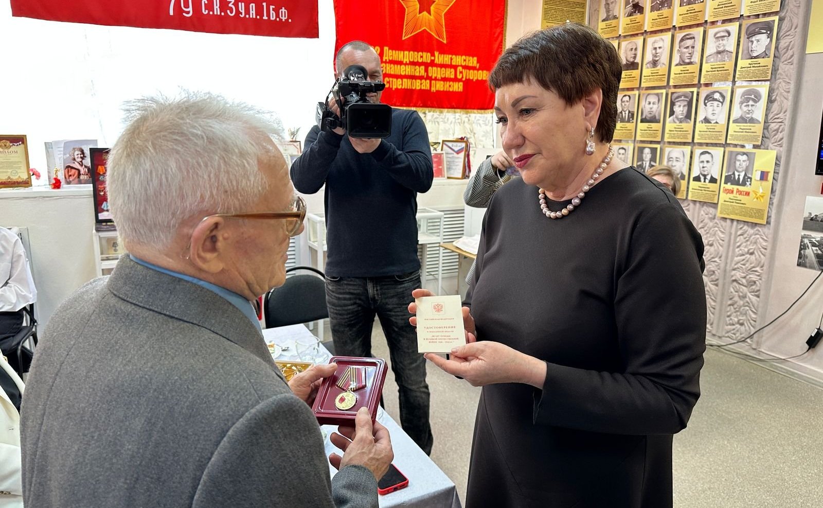 Елена Перминова и члены правления Курганского регионального отделения «Союз женщин России» пообщались с ветеранами