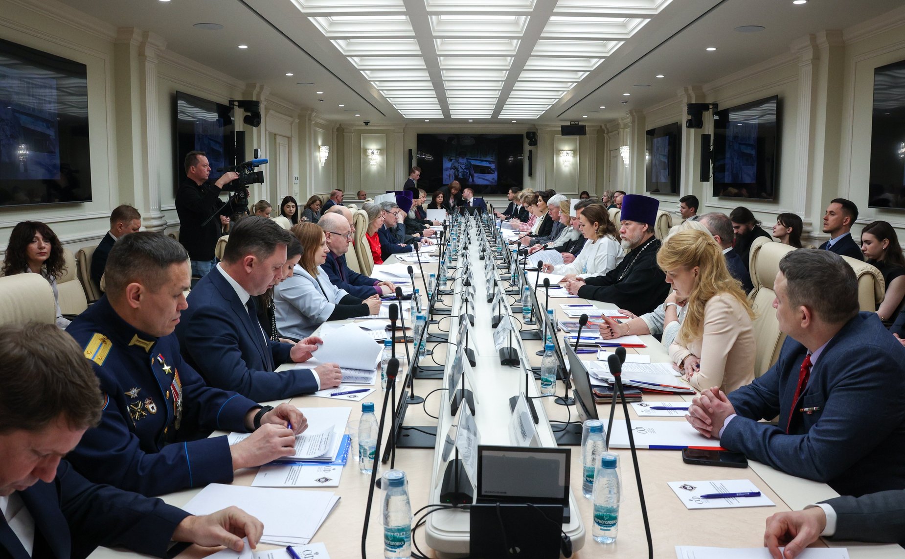Круглый стол «Церковь, власть и общество: поддержка участников специальной военной операции и их семей» (в рамках XIV Рождественских парламентских встреч)