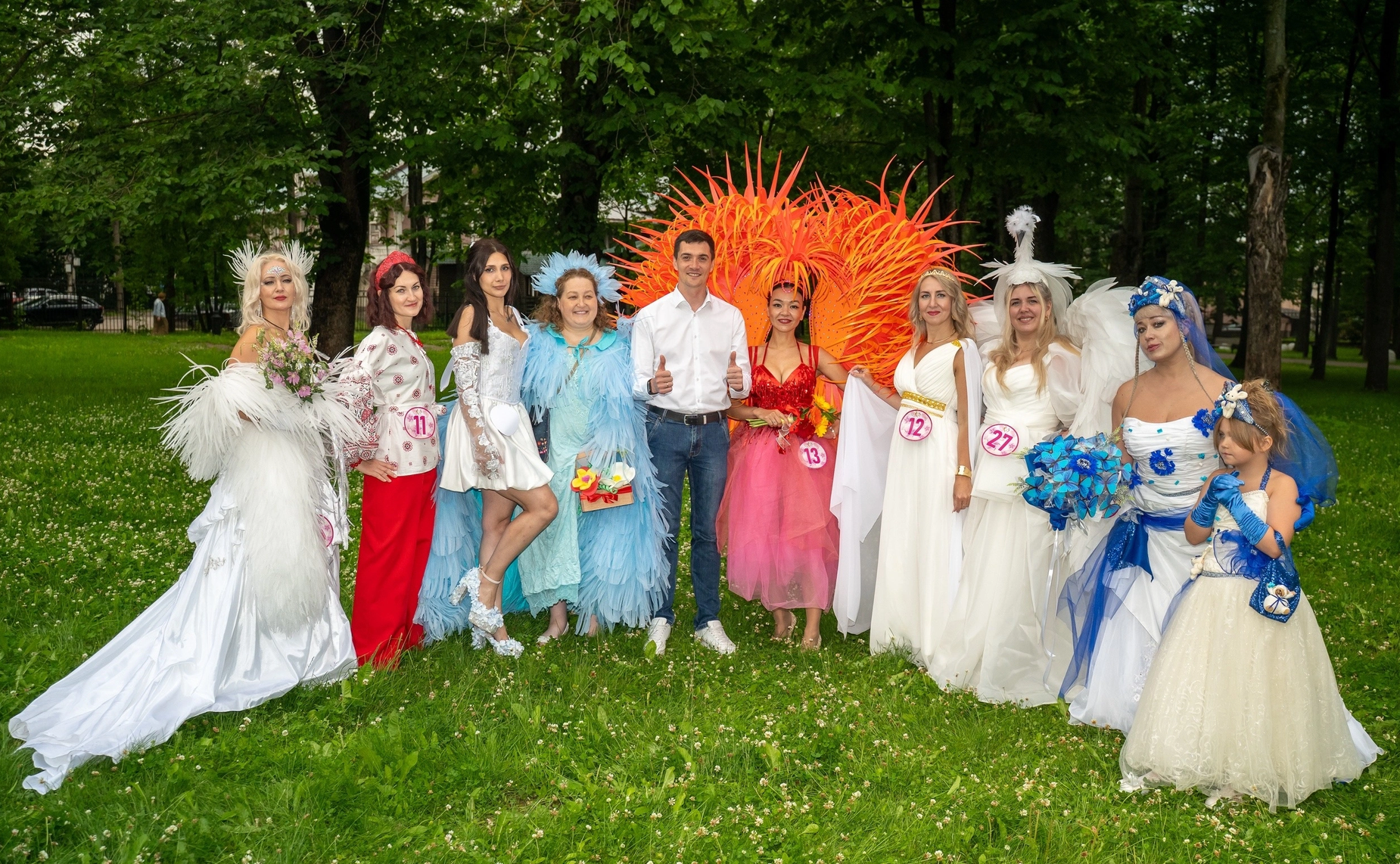 Роман Маслов приветствовал участниц «Парада невест» в Череповце