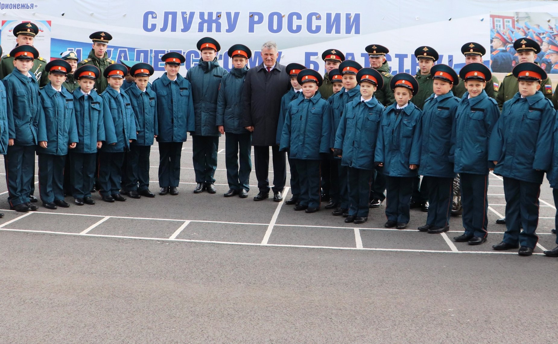 Юрий Воробьев принял участие в торжественной церемонии приведения кадет к клятве и поздравил ребят со вступлением в российское кадетское братство