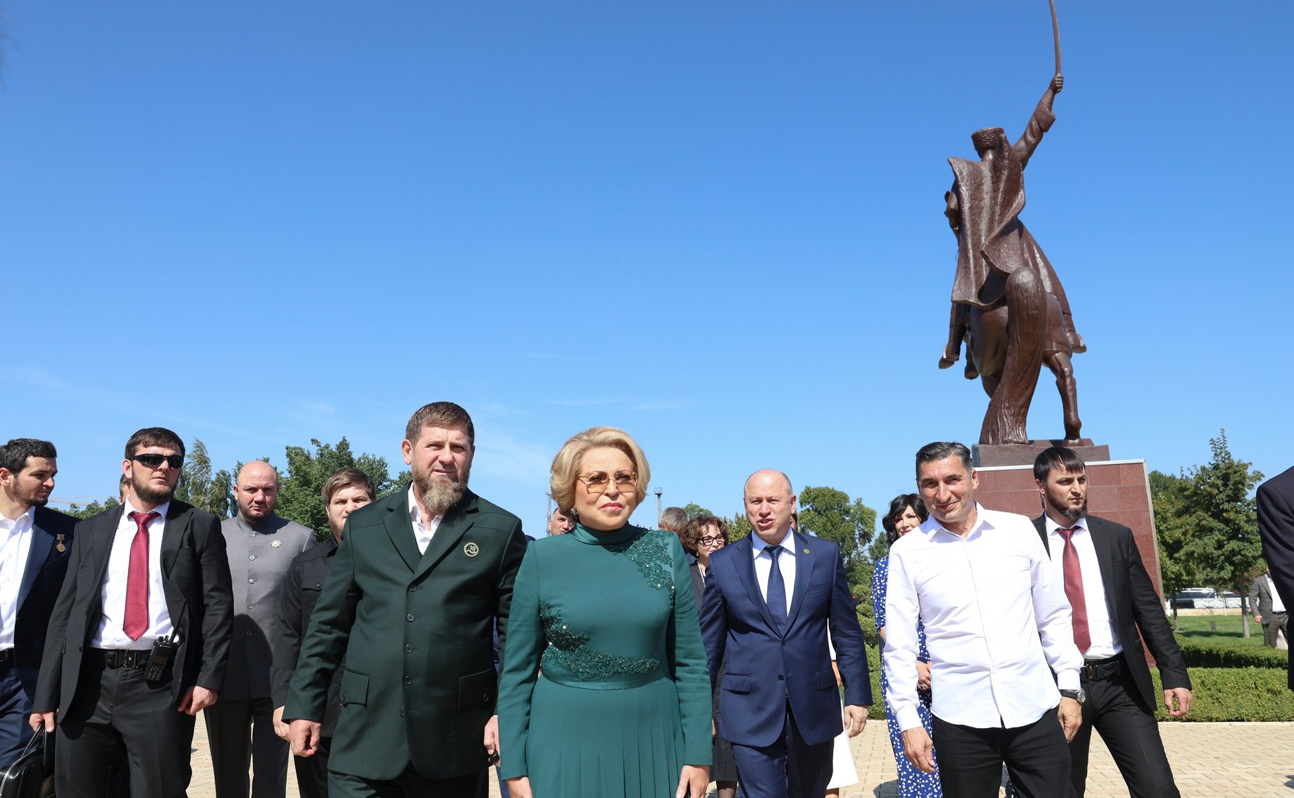 В ходе поездки Валентина Матвиенко посетила Мемориальный комплекс Славы имени А.А. Кадырова в Грозном и приняла участие в церемонии возложения цветов к мемориалу