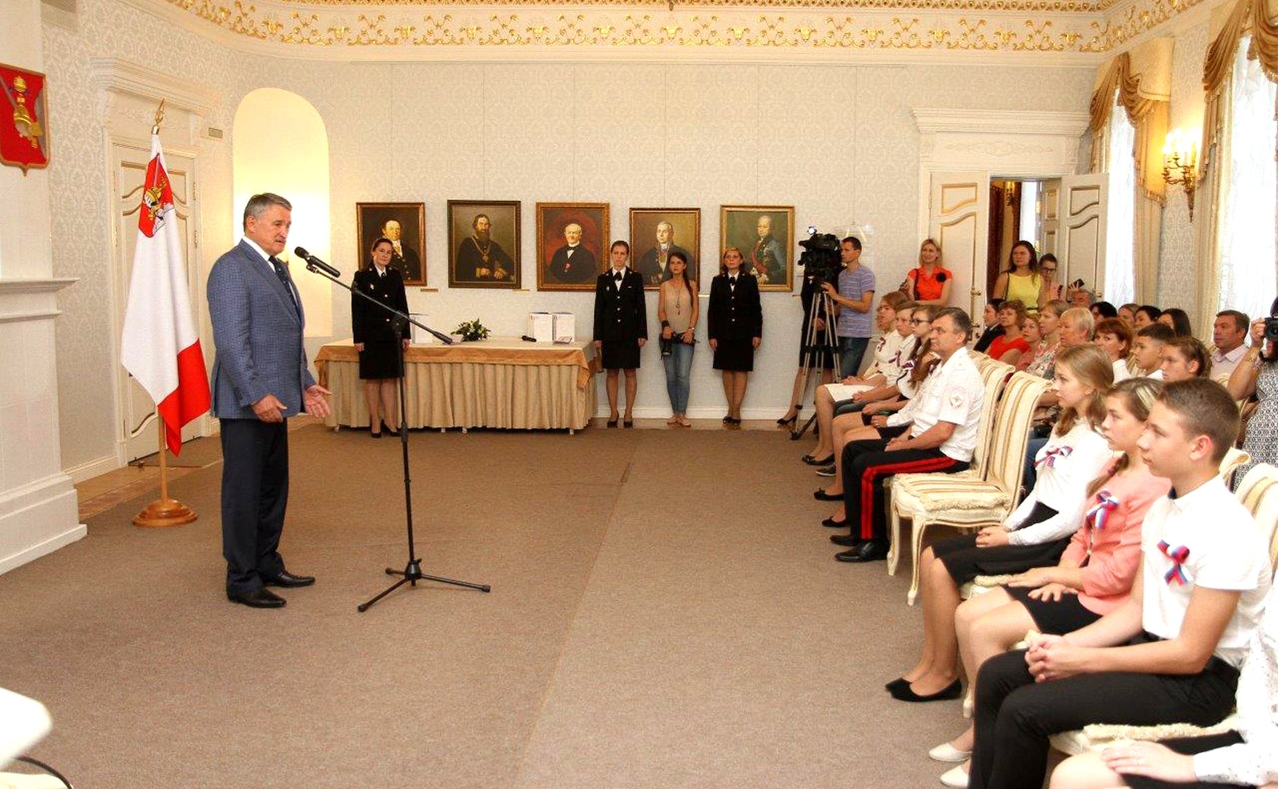 Ю. Воробьев вручил паспорта юным вологжанам