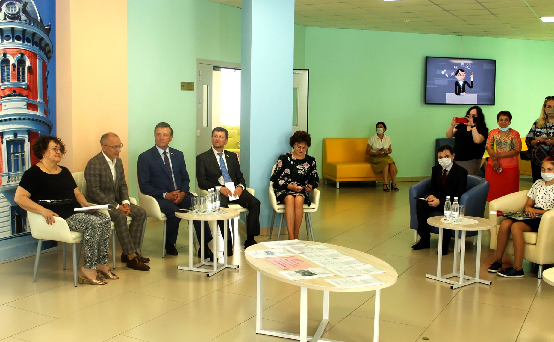 Сергей Рябухин и Вадим Харлов наградили личными благодарственными письмами и ценными призами победителей Всероссийской детской школы-конкурса «Портрет твоего края»