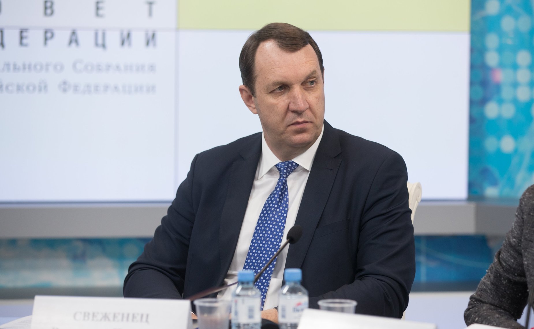 В. Свеженец