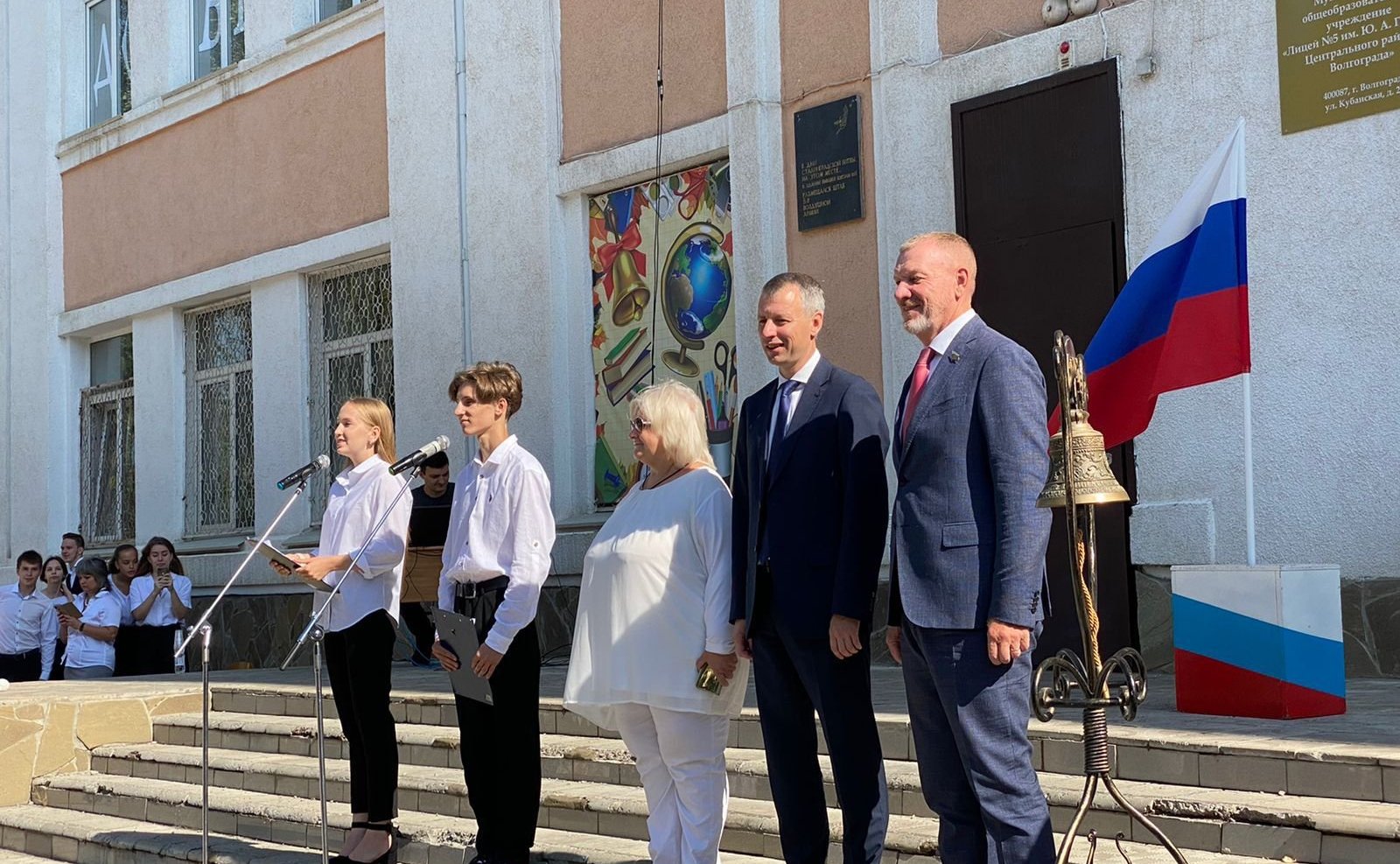 Сергей Горняков принял участие в торжественных линейках, посвященных Дню знаний, в Гимназии номер 1 и Лицее номер 5 г. Волгограда