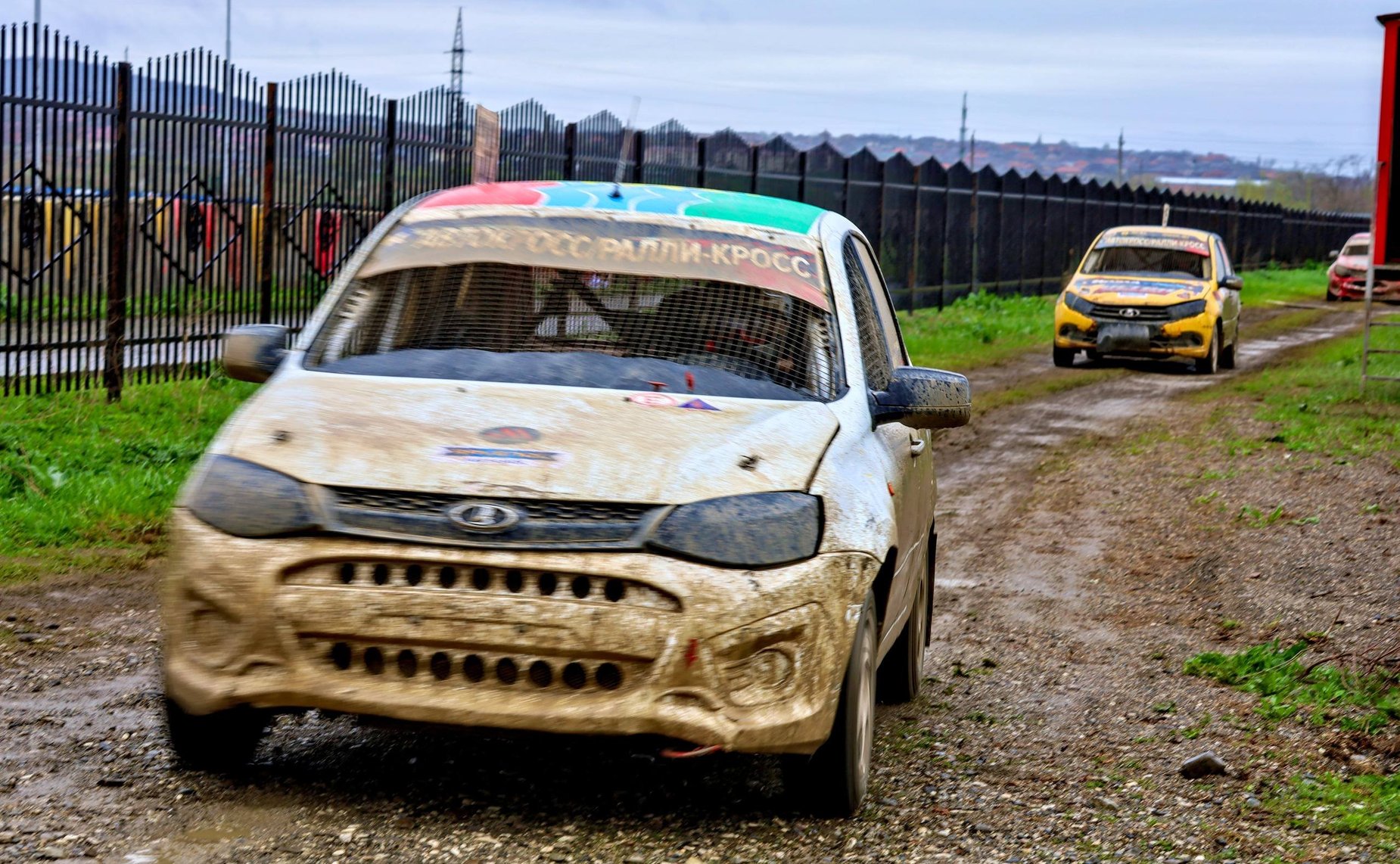 Мохмад Ахмадов в рамках работы в регионе посетил первый и второй этапы Чемпионата и Первенства России по кроссу, которые прошли на автодроме «Крепость Грозная»