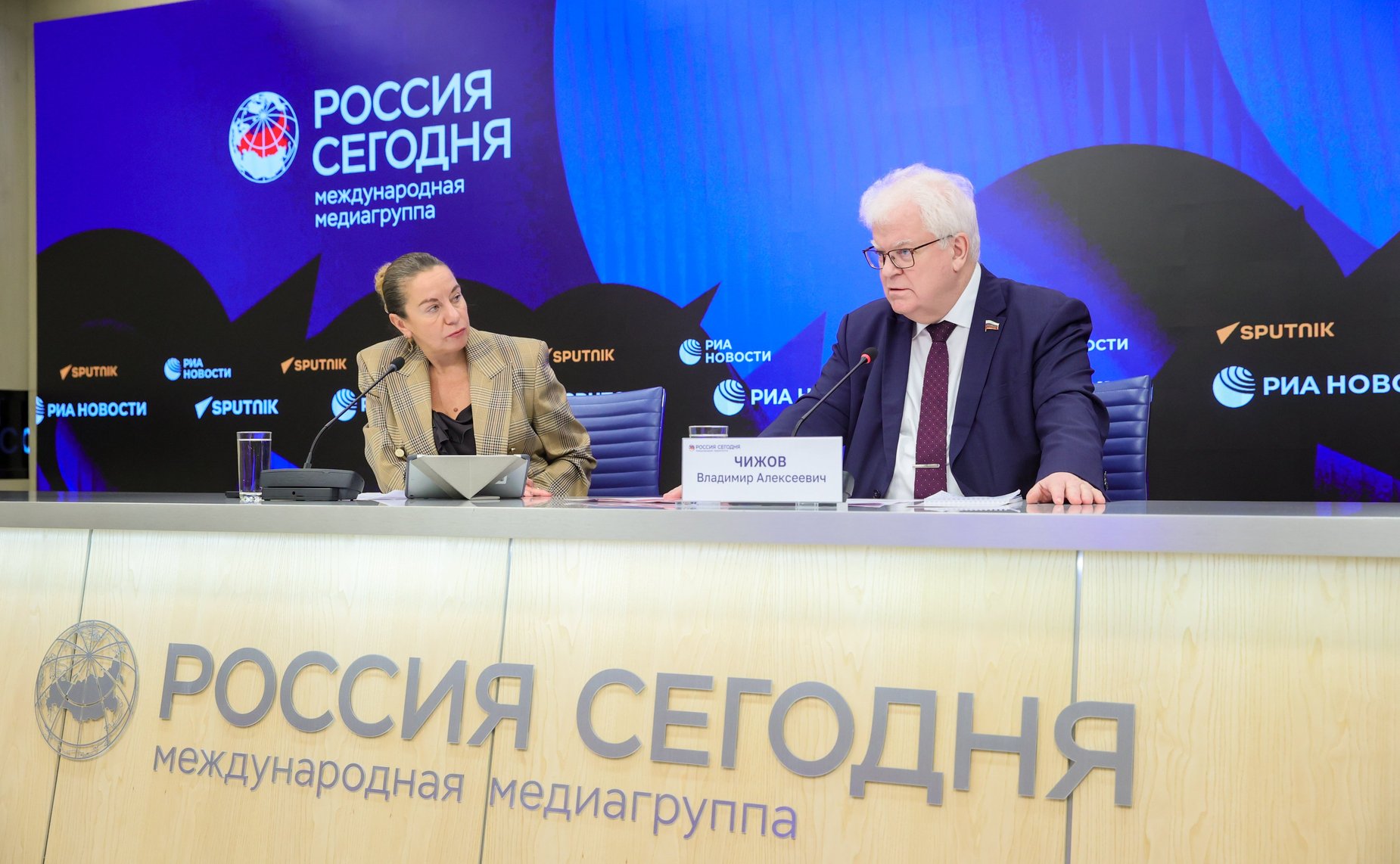 В ММПЦ «Россия сегодня» прошла пресс-конференция первого заместителя председателя Комитета СФ по обороне и безопасности Владимира Чижова об итогах саммита ЕС и актуальной ситуации в странах Евросоюза и НАТО на фоне происходящих в мире событий