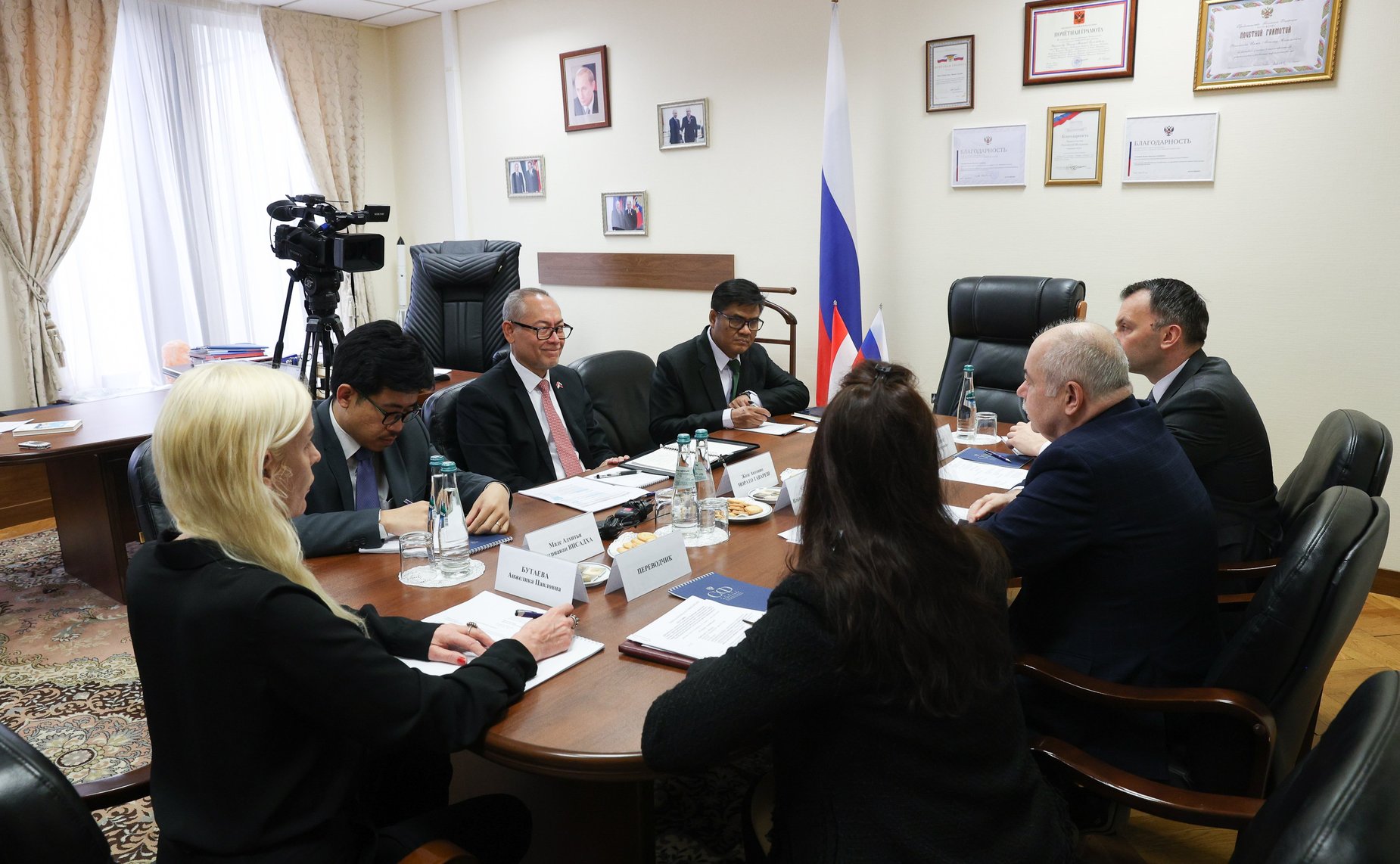 Встреча первого заместителя председателя Комитета СФ по науке, образованию и культуре Ильяса Умаханова с Чрезвычайным и Полномочным Послом Республики Индонезии в РФ Жозе Антонио Морато Таварешем