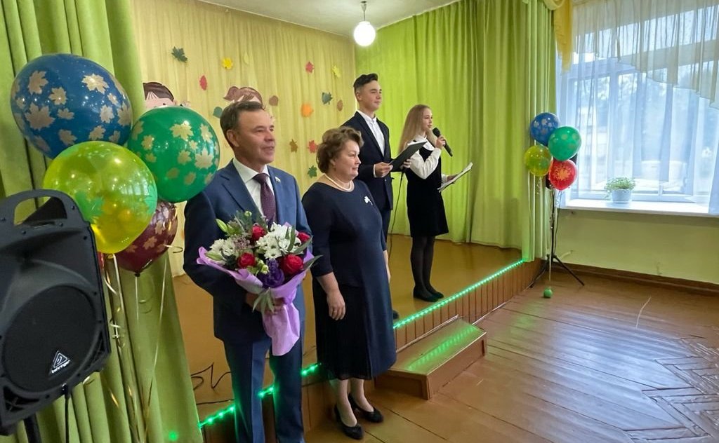 Виктор Новожилов поздравил учеников Вельской школы номер три с Днем знаний