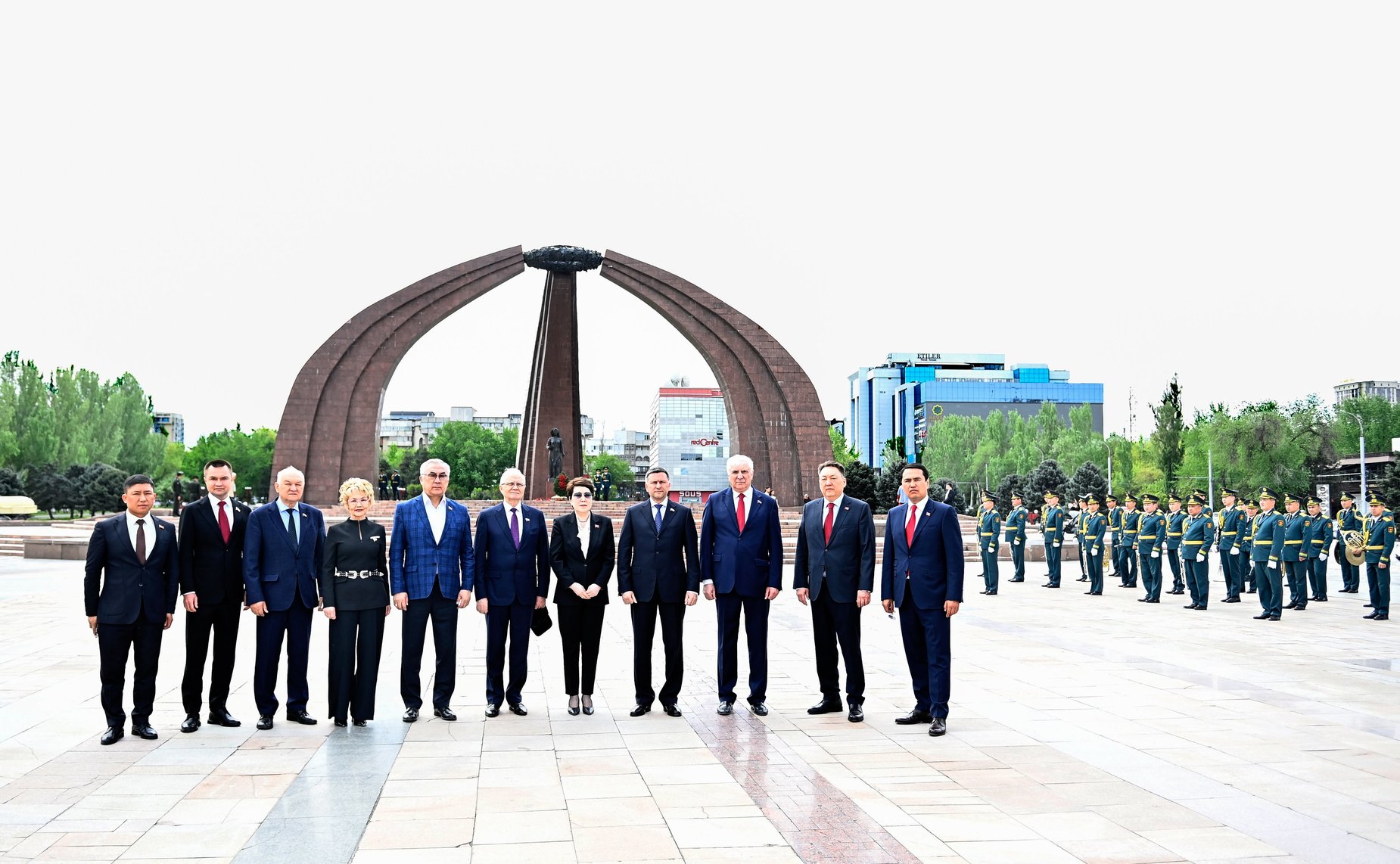 Церемония возложения цветов к Вечному огню на Площади Победы