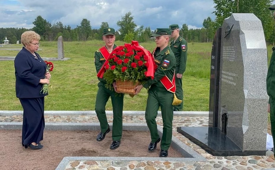 Оксана Хлякина приняла участие в церемонии открытия памятной стелы жителям Липецкой области, павшим во время Великой Отечественной войны в боях за Ленинград