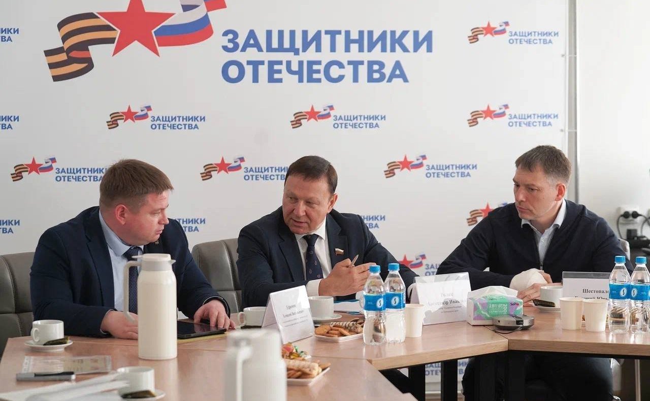 Александр Ролик провел встречу с участниками специальной военной операции и членами их семей в Приморском филиале фонда «Защитники Отечества»