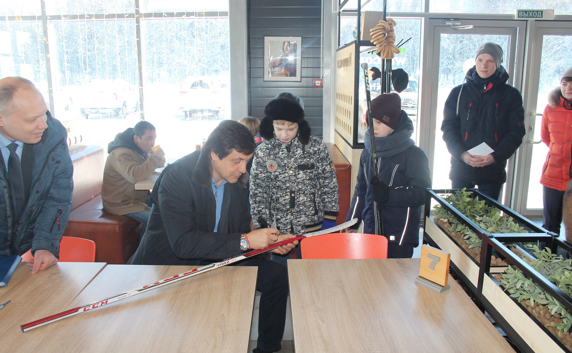 Ю. Воробьев и президент Федерации хоккея Московской области В. Каменский посетили Арктический спасательный центр «Вытегра»