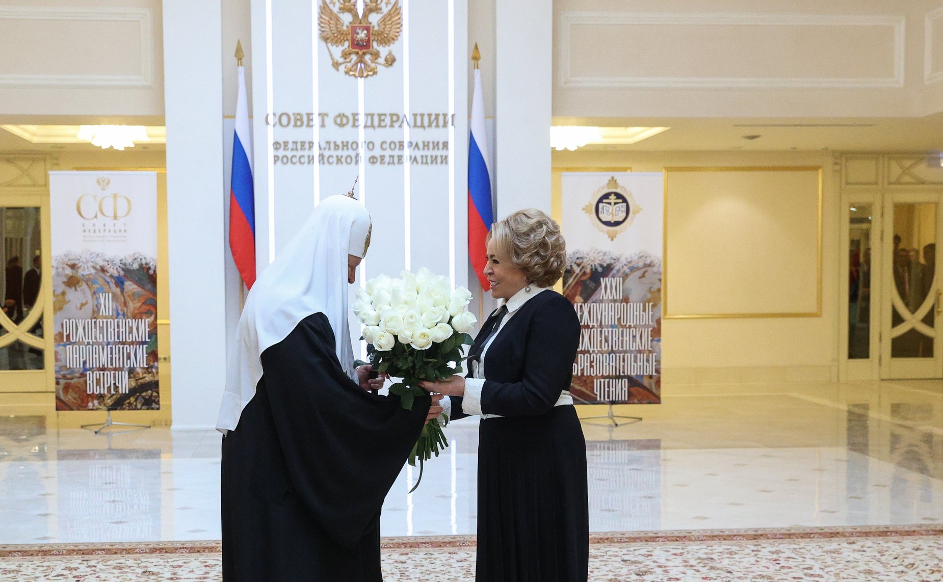 Председатель Совета Федерации Валентина Матвиенко и Святейший Патриарх Московский и Всея Руси Кирилл осмотрели выставку детских рисунков «Красота Божьего мира»