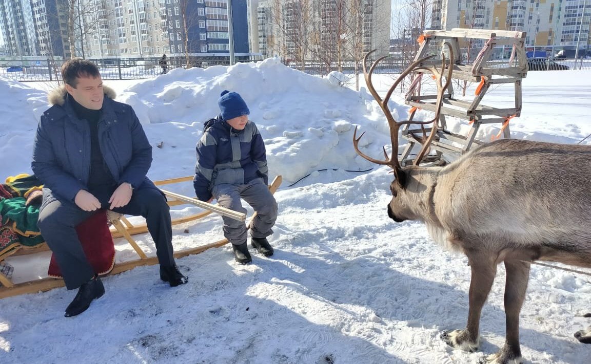 Эдуард Исаков посетил в столице Югры IV Международный молодежный научно-практический форум «Нефтяная столица»