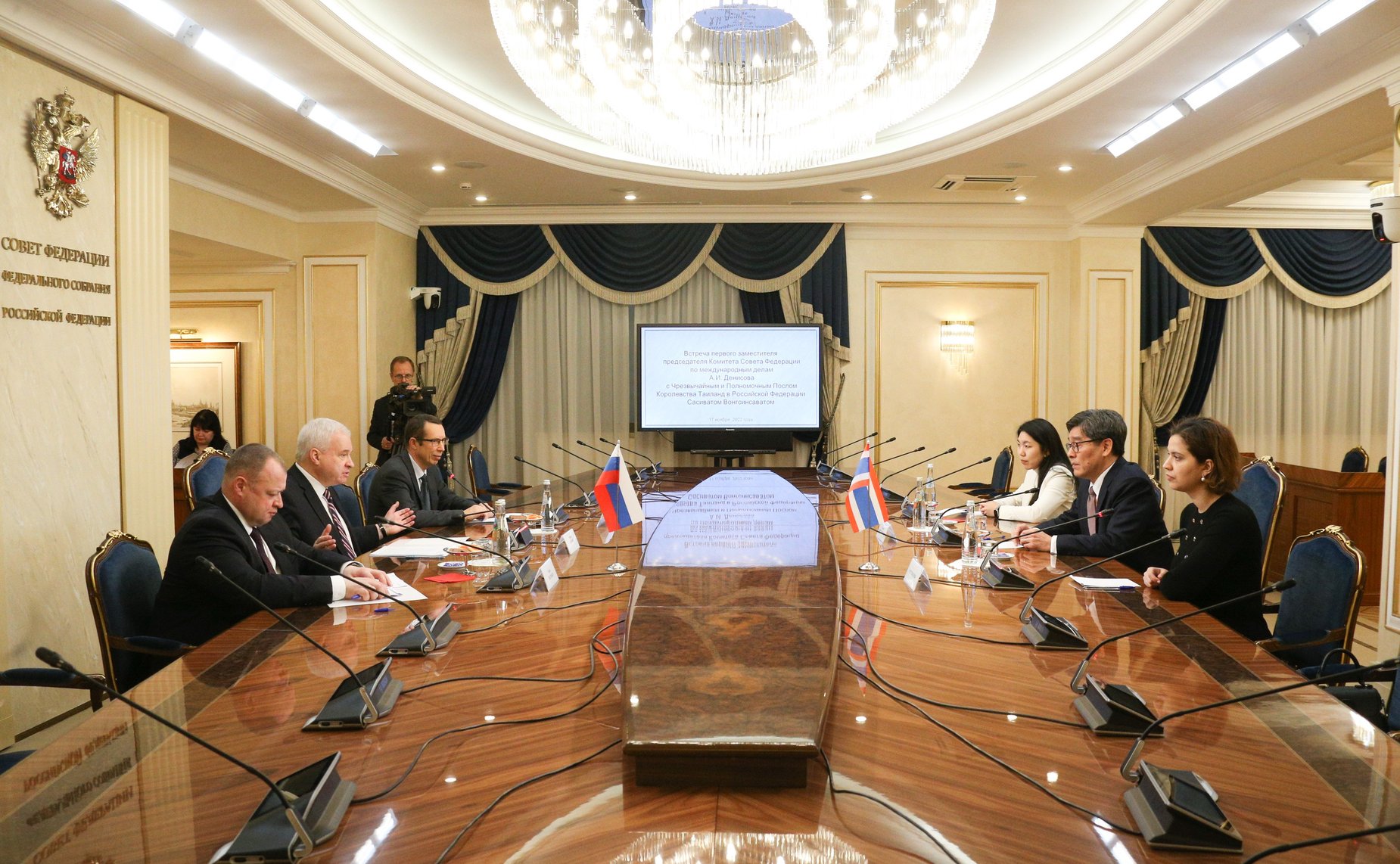 Встреча первого заместителя председателя Комитета СФ по международным делам Андрея Денисова с Чрезвычайным и Полномочным Послом Королевства Таиланд в РФ