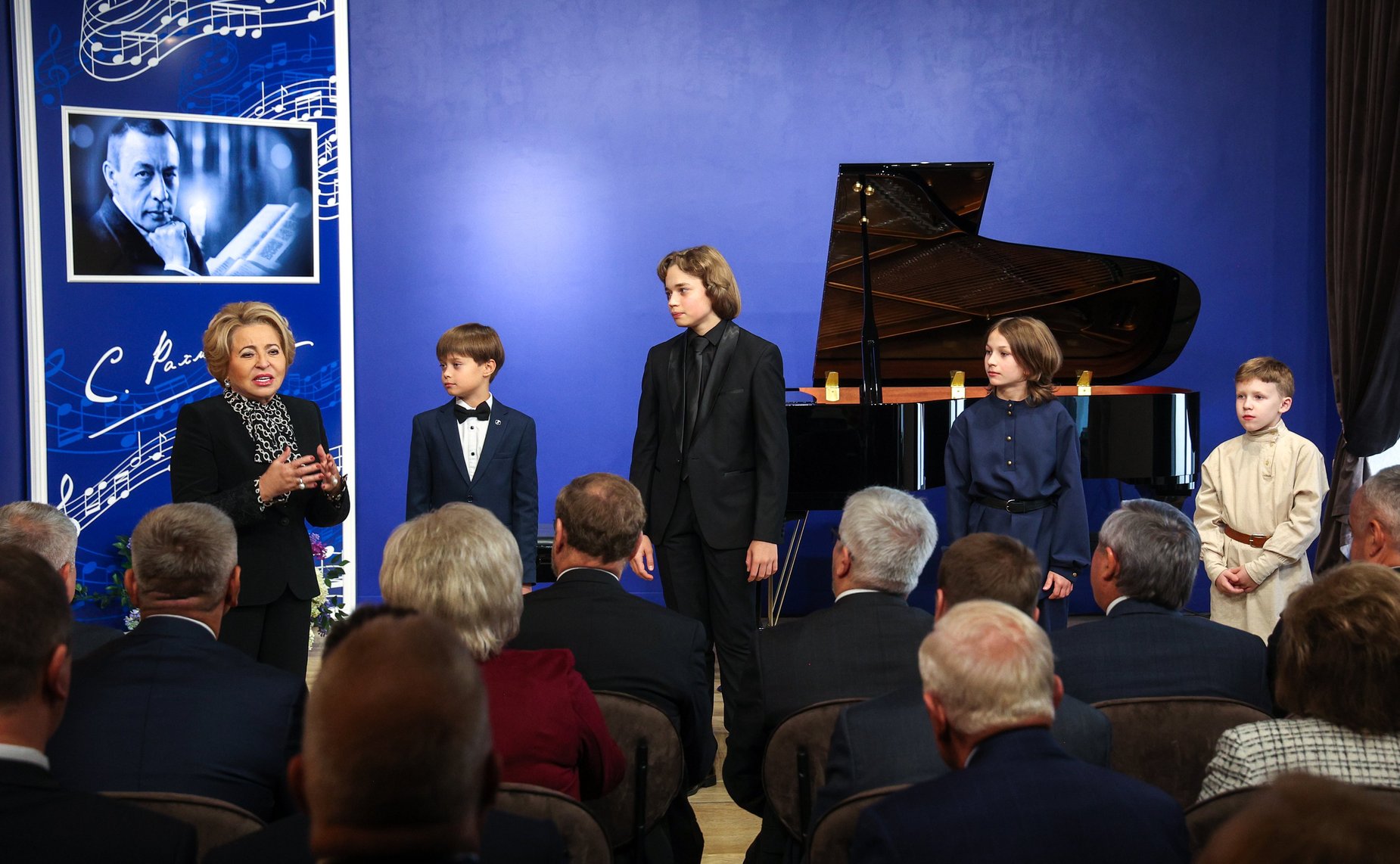 В рамках работы Х Парламентского форума «Историко-культурное наследие России» в Великом Новгороде Валентина Матвиенко посетила детскую общеобразовательную школу имени Г.Р. Державина и Дом музыки имени С.В. Рахманинова