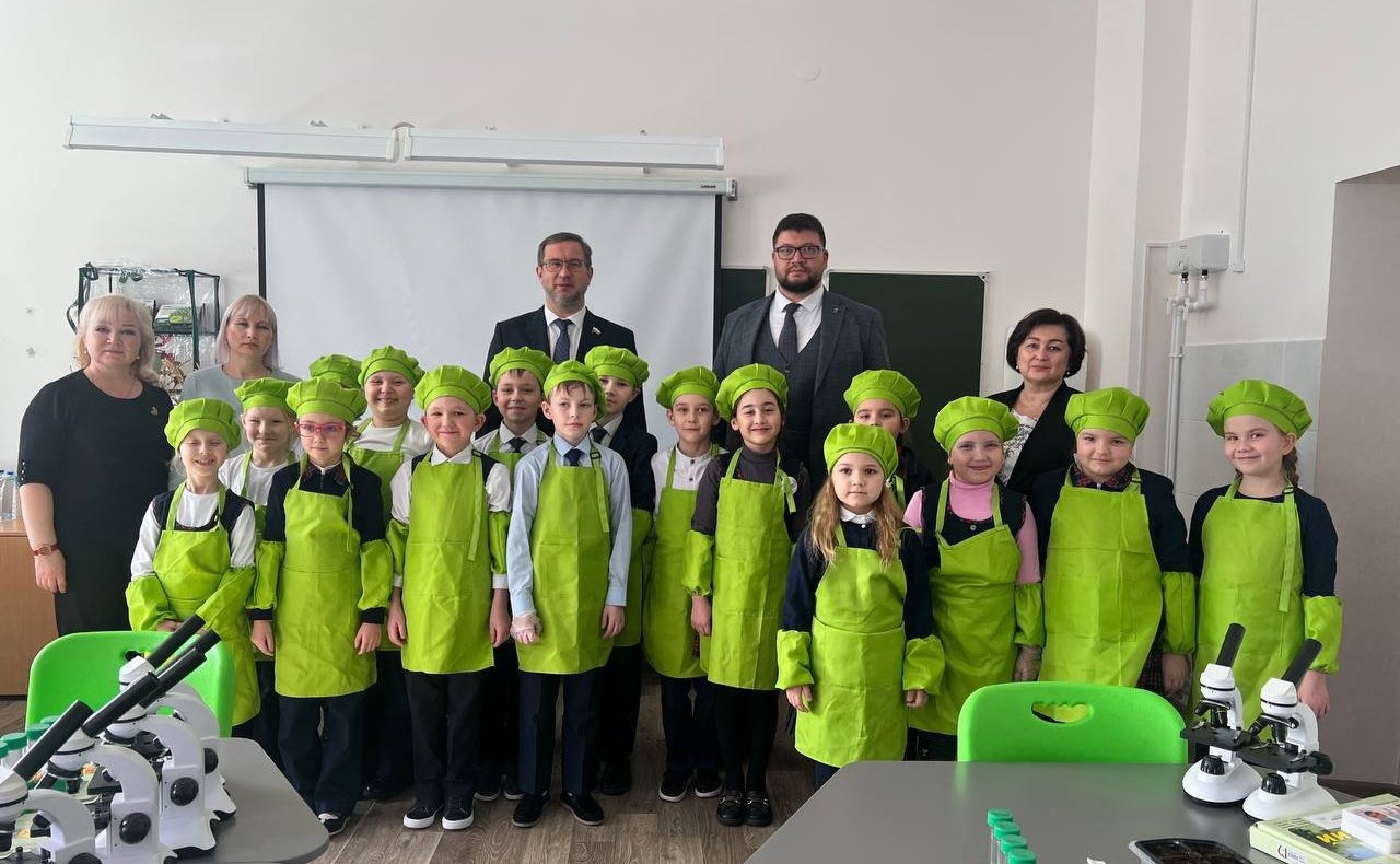 Николай Владимиров в ходе рабочей поездки в Ядринский муниципальный округ посетил настоящую агролабораторию