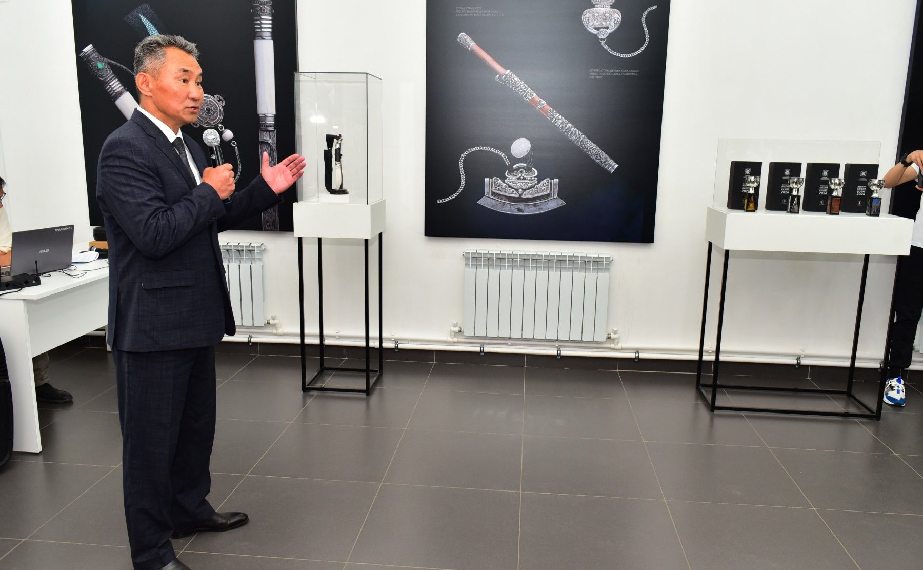 Баир Жамсуев принял участие в презентации наградного материала Первенства России по стрельбе из лука, прошедшей в мастерской Международной ассоциации бурятских оружейников