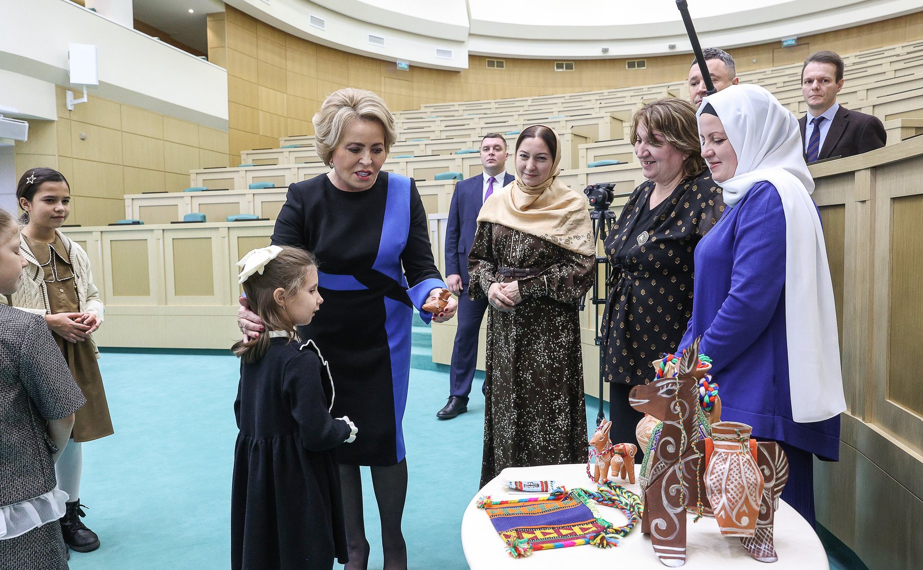 Валентина Матвиенко встретилась с детьми-участниками выставки художественных промыслов, прошедшей в рамках IX Парламентского форума «Историко-культурное наследие России»